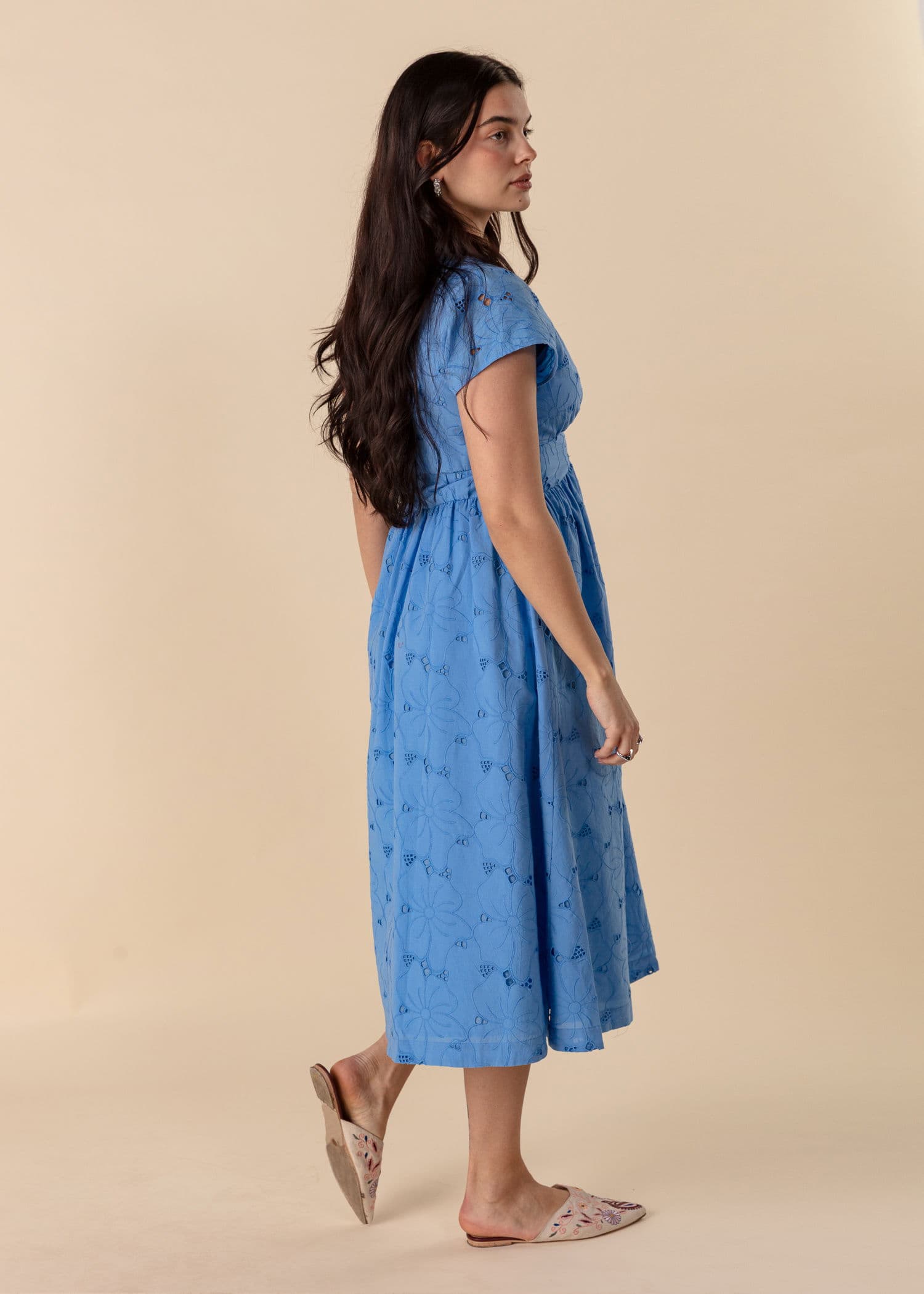 ANGELA Blomstret kjole i broderie anglaise - Blå 3 - Indiska