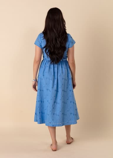 ANGELA Blomstret kjole i broderie anglaise - Blå 4 - Indiska