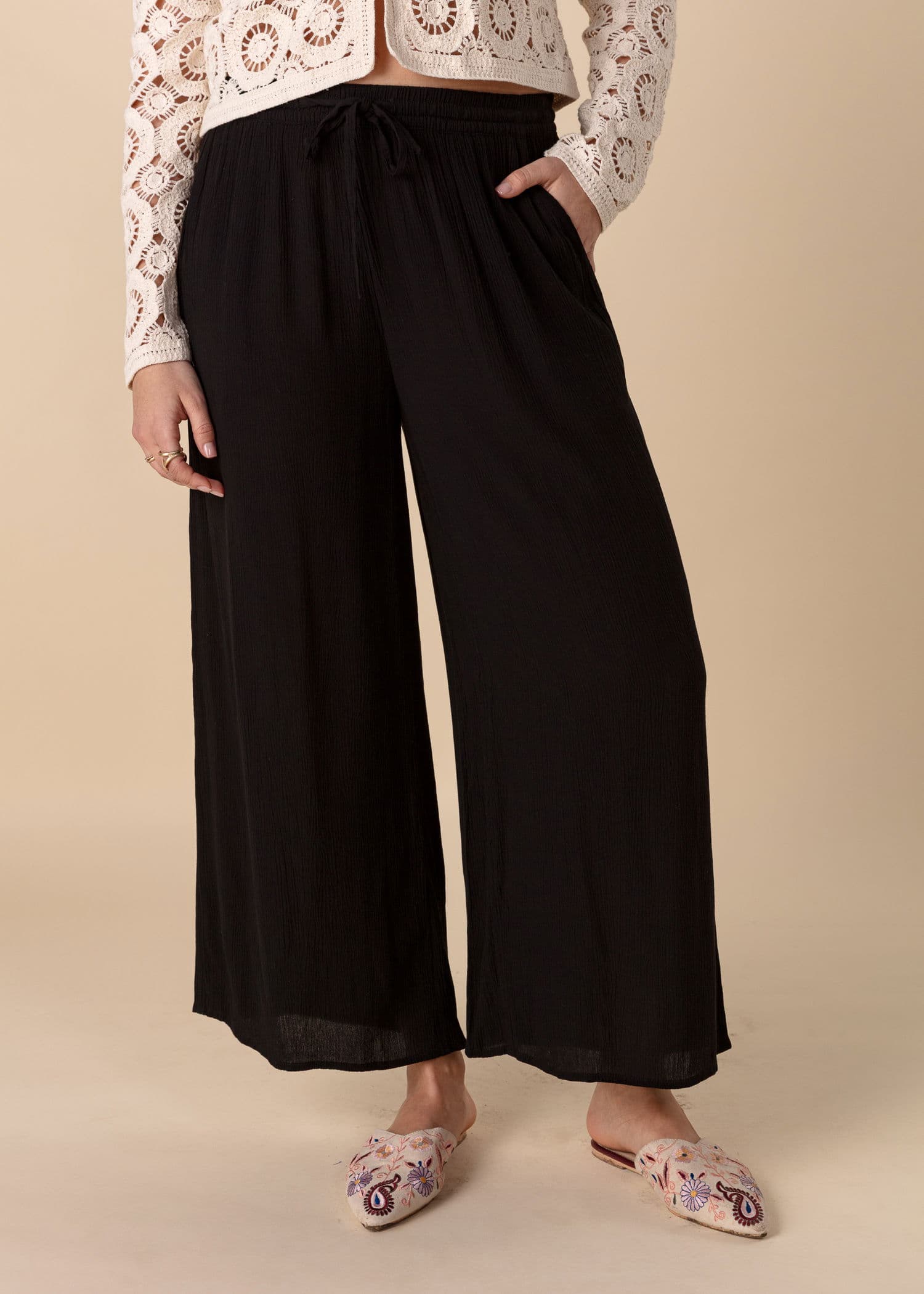 ELSIE Svarta vida byxor med knyt - Svart 5 - Indiska