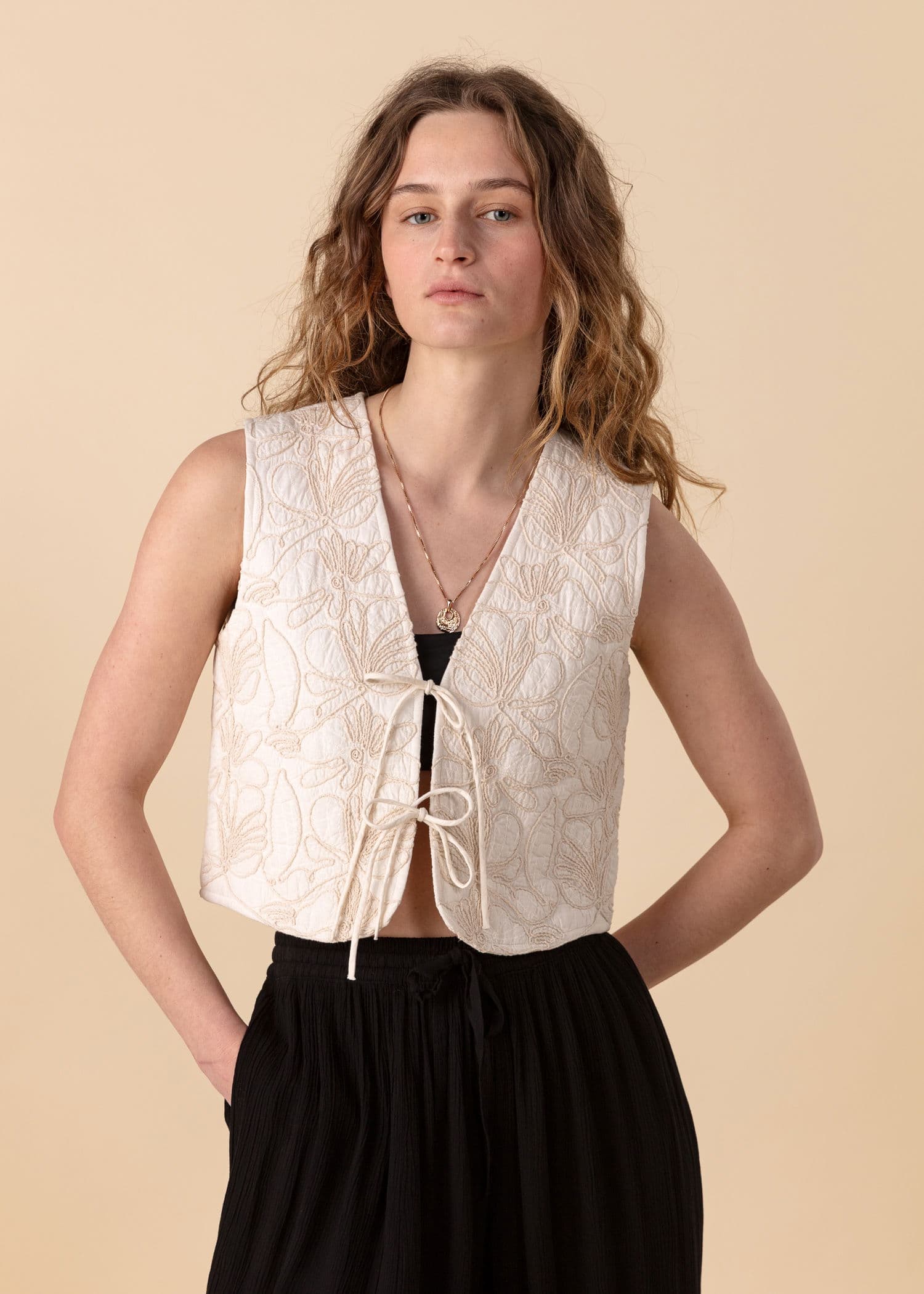 VINA Kirjailtu liivi - Valkoinen 2 - Indiska