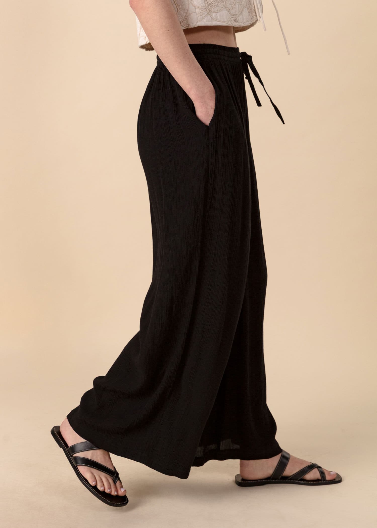 ELSIE Leveälahkeiset housut - Musta 2 - Indiska