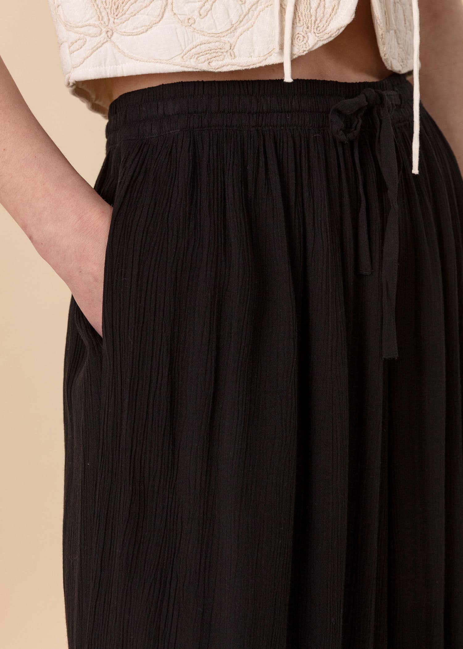 ELSIE Leveälahkeiset housut - Musta 3 - Indiska