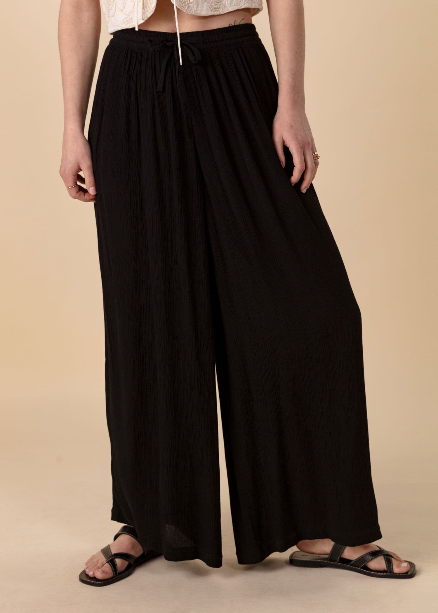 ELSIE Leveälahkeiset housut - Musta 4 - Indiska