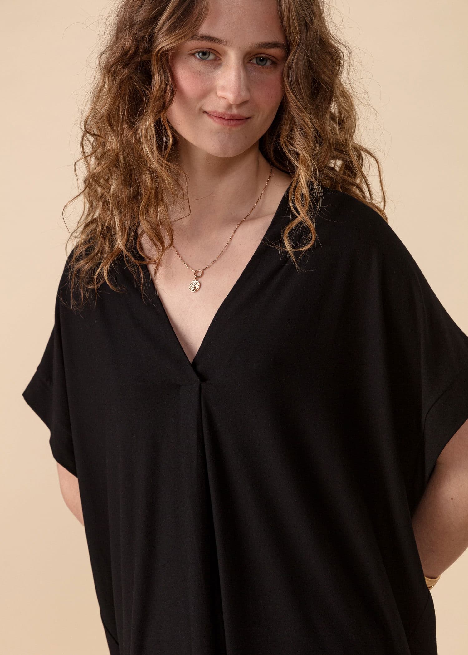 LULU Svart v-ringad tröja  - Svart 2 - Indiska