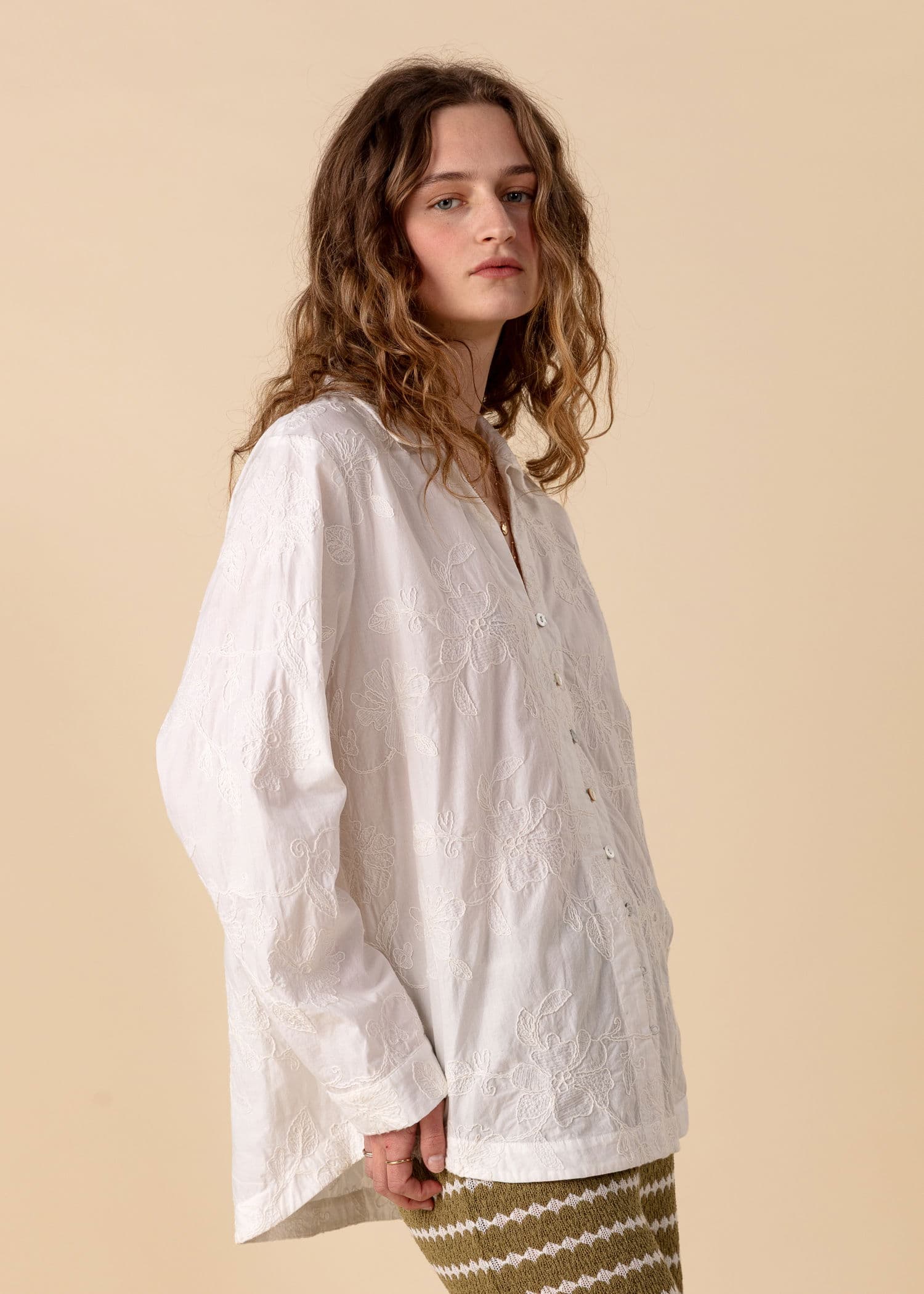 ATHINA Brodert skjorte - Hvit 4 - Indiska