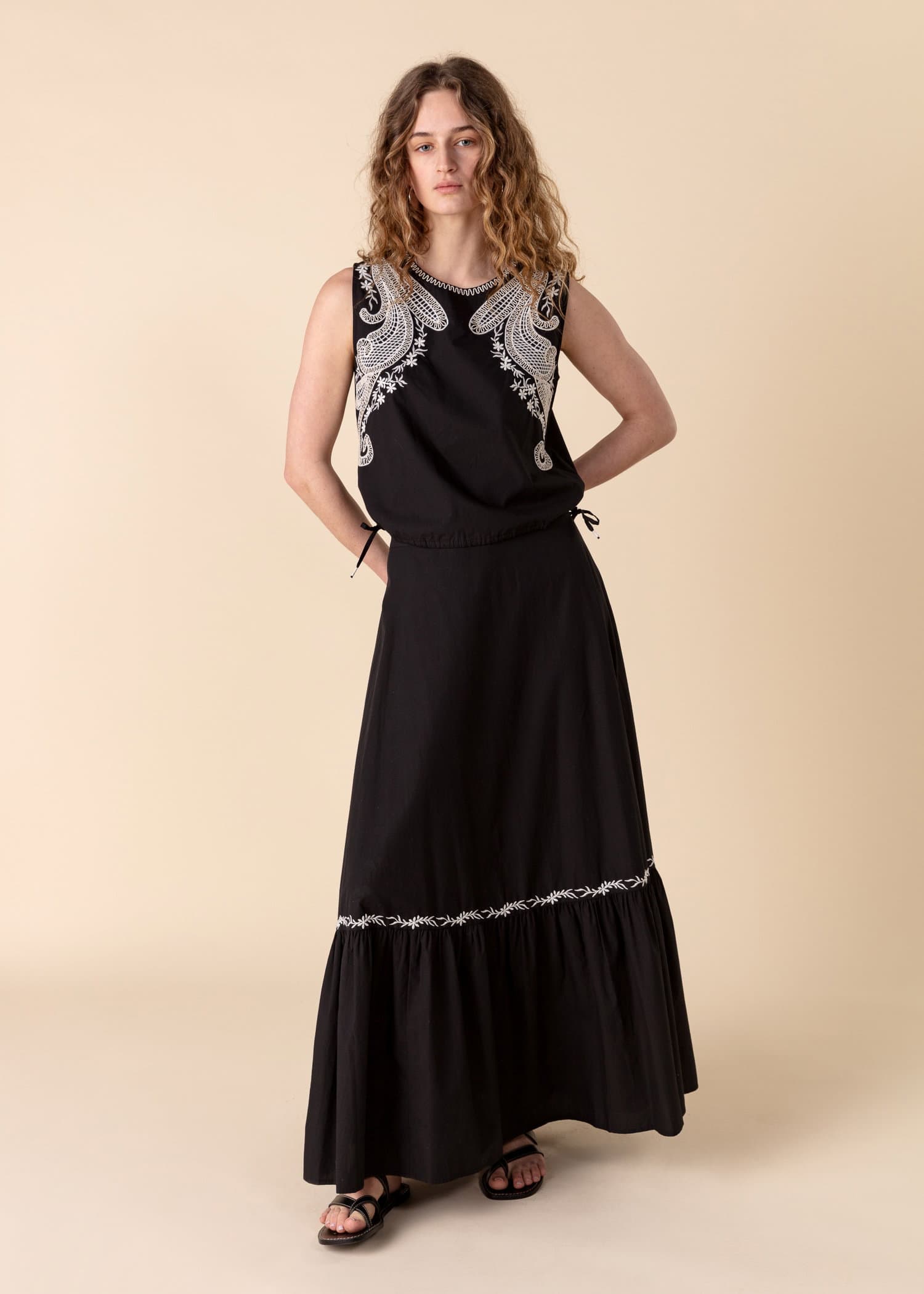 LOELLE Kirjailtu pusero - Musta 4 - Indiska