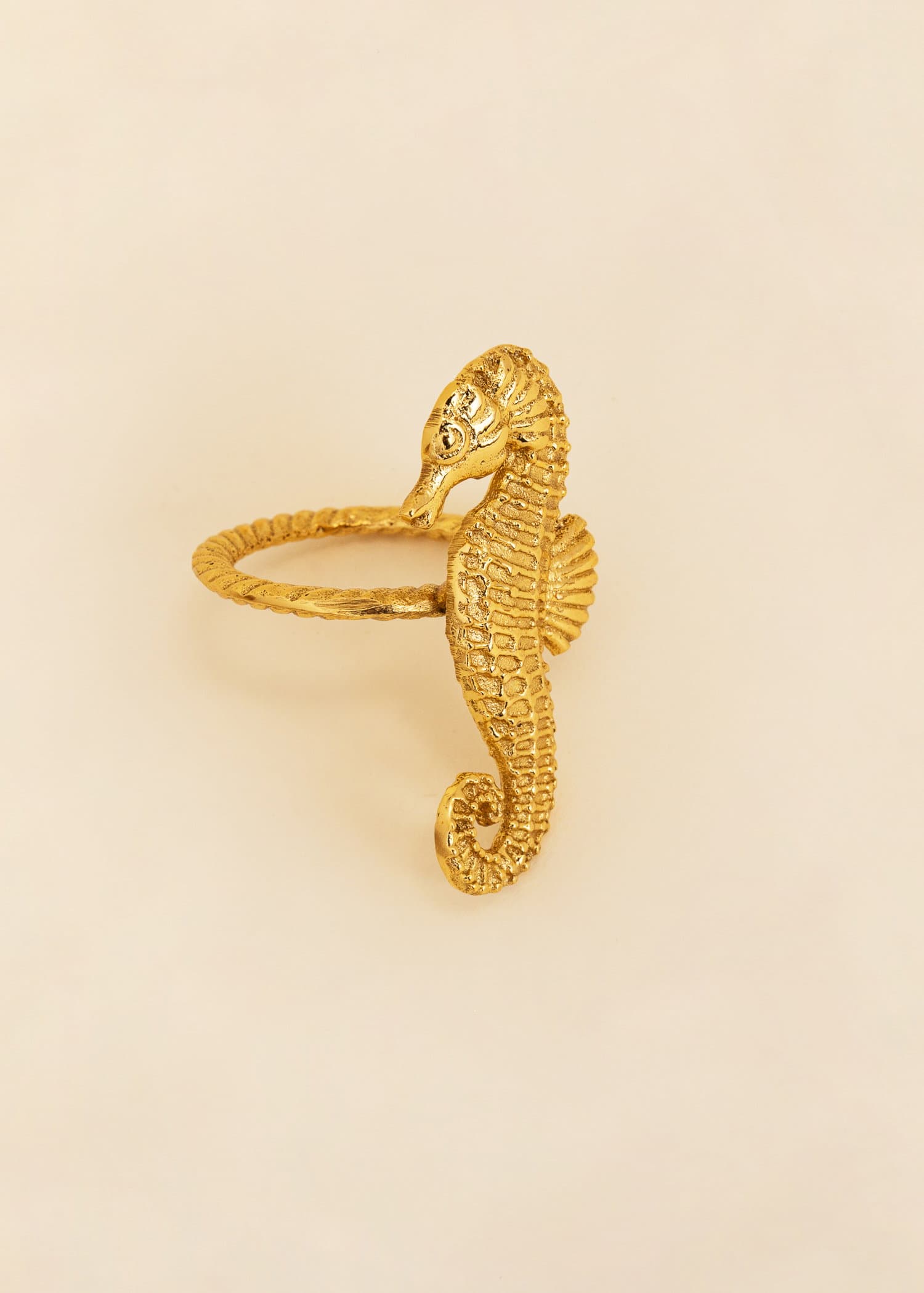 SEAHORSE Dekorativ serviettring - Gull 3 - Indiska