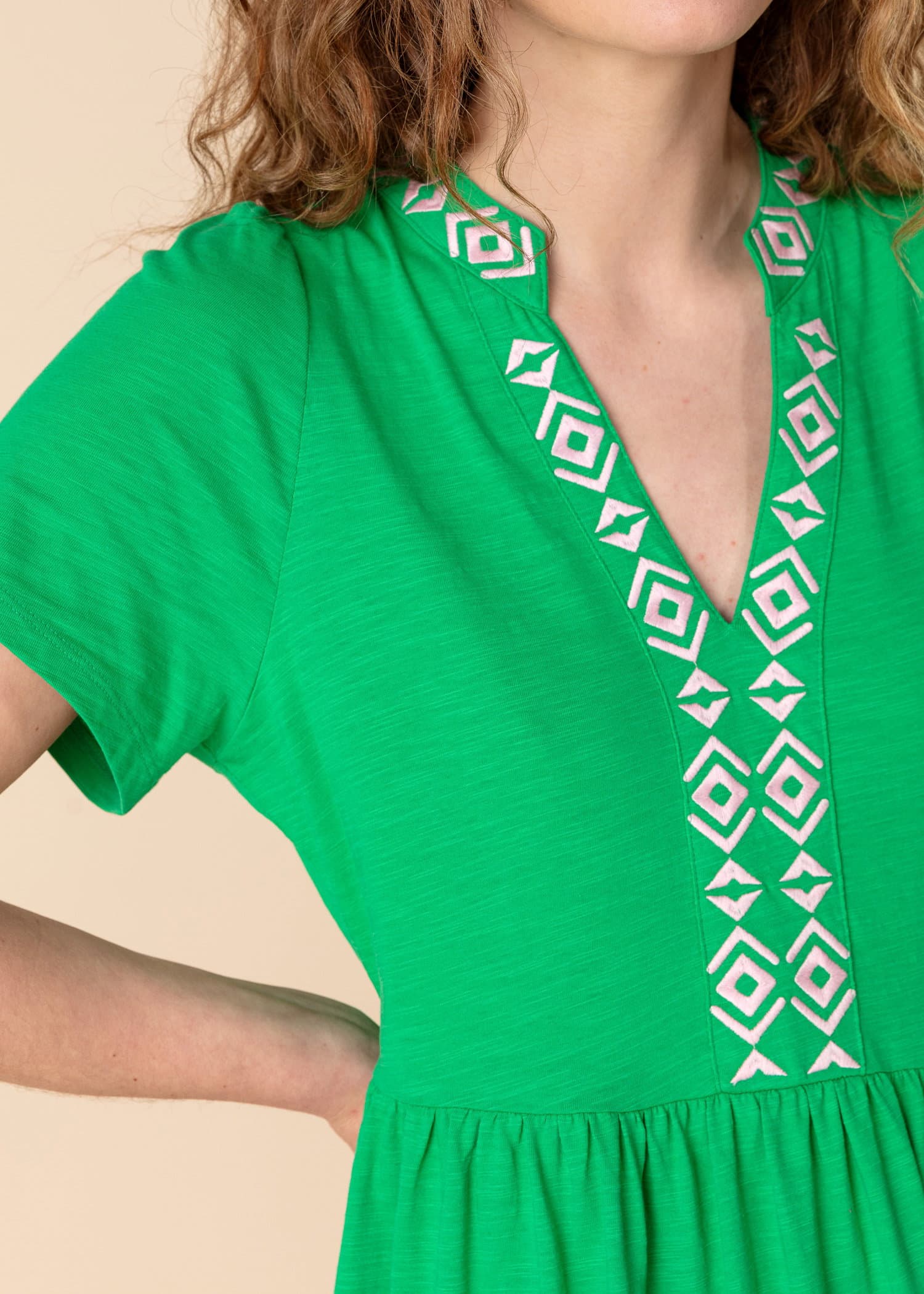 SILVIA Broderad jerseyklänning - Grön 2 - Indiska