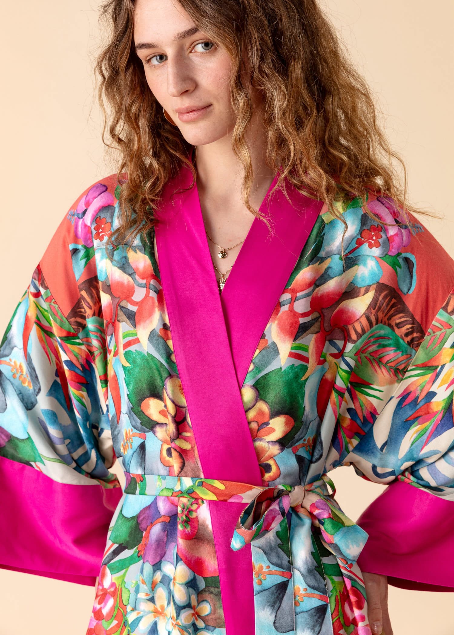 AMIRA Blomstret satengkimono - Rosa 2 - Indiska