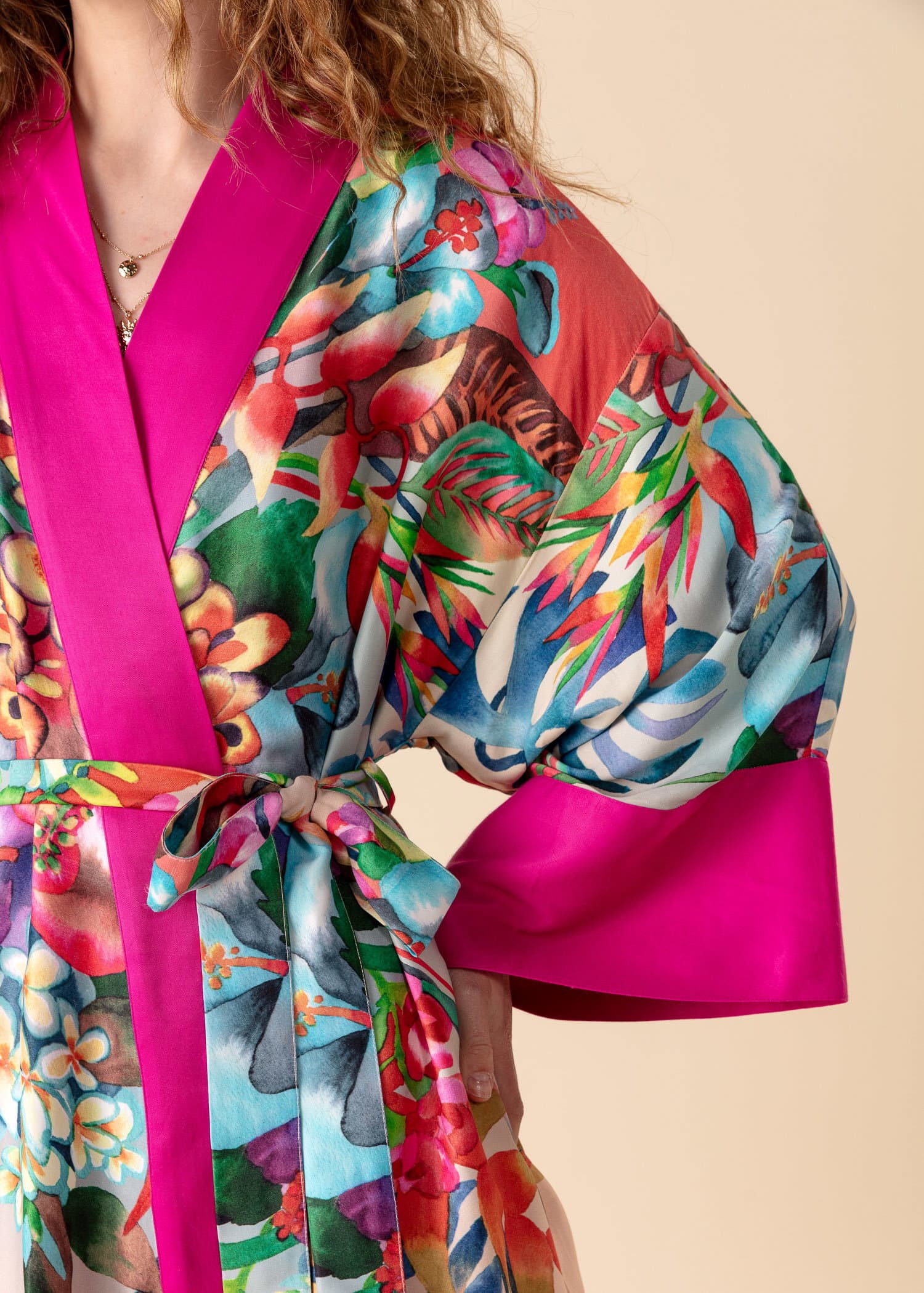 AMIRA Blomstret satengkimono - Rosa 4 - Indiska