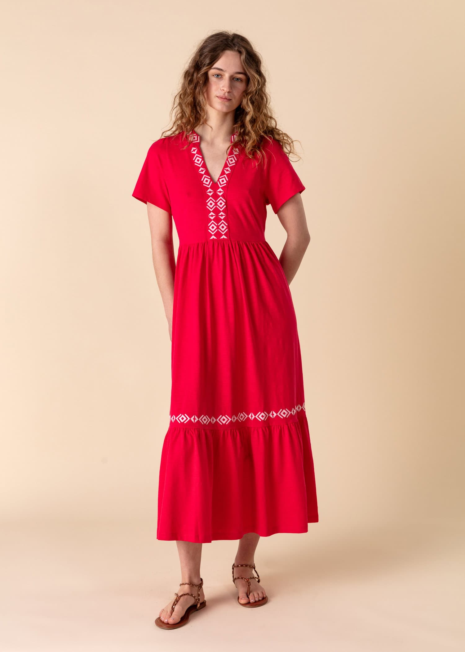 SILVIA Broderad jerseyklänning - Röd 1 - Indiska