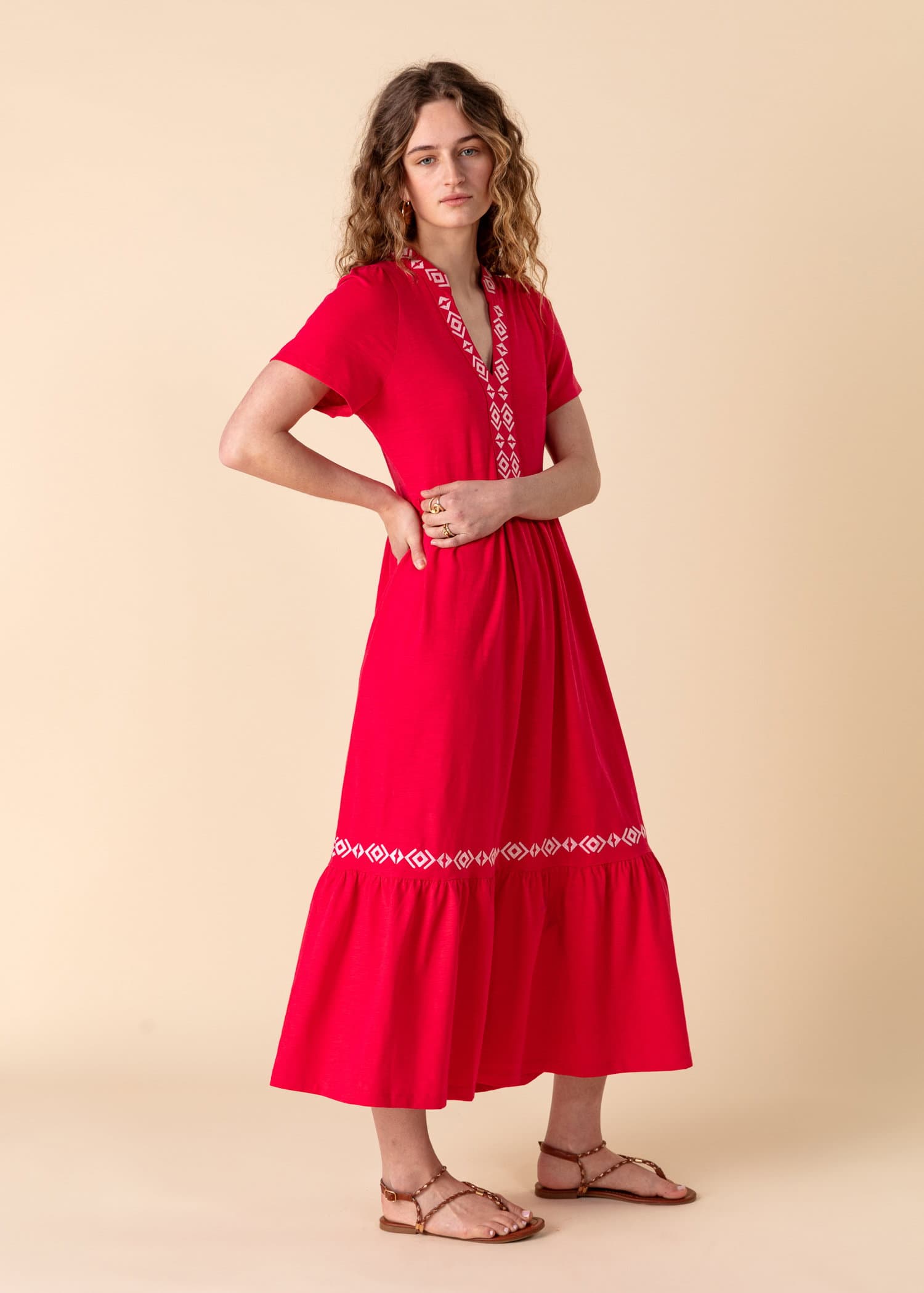 SILVIA Broderad jerseyklänning - Röd 4 - Indiska