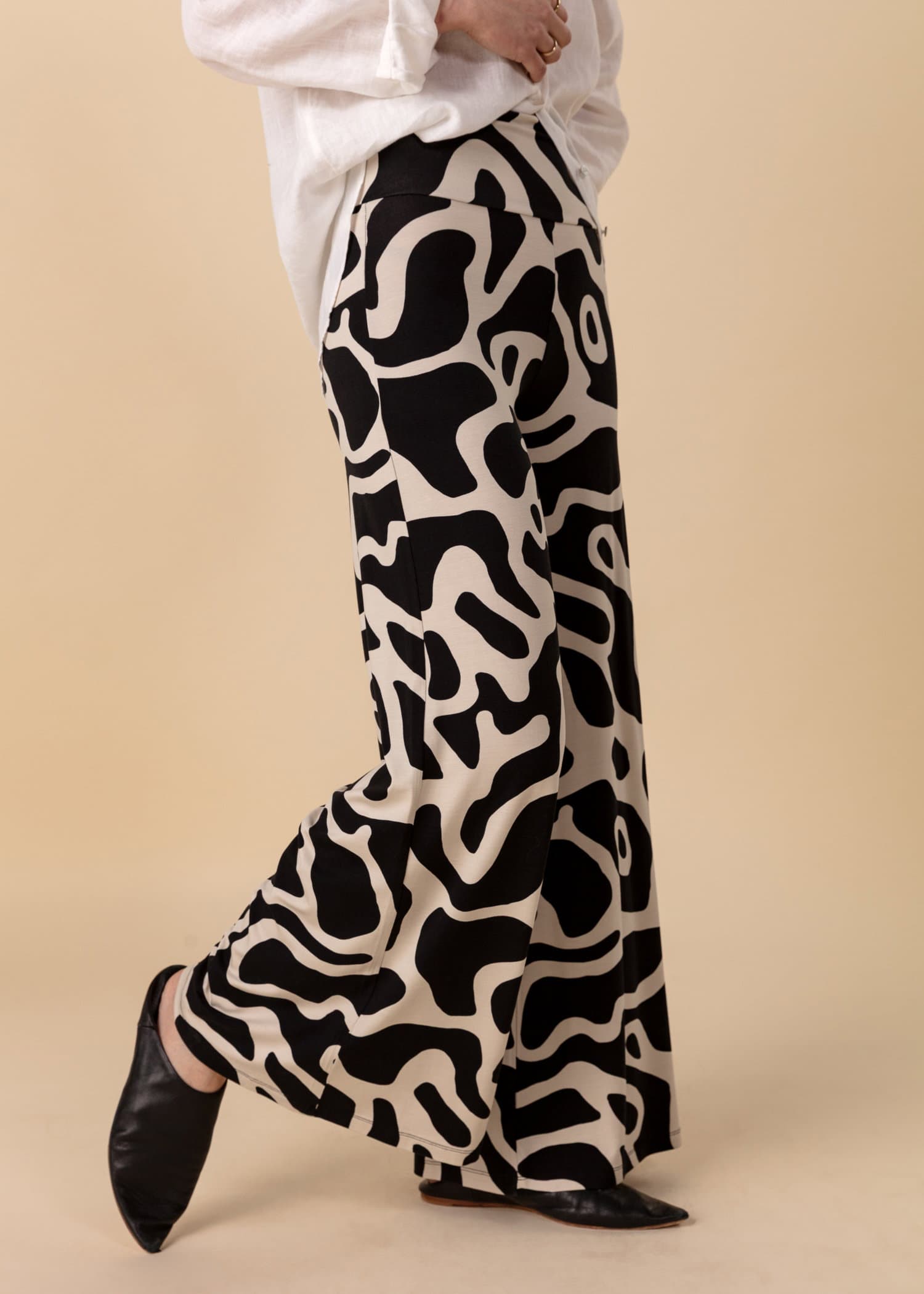 LILLEMOR Leveät korkeavyötäröiset housut - Musta 2 - Indiska