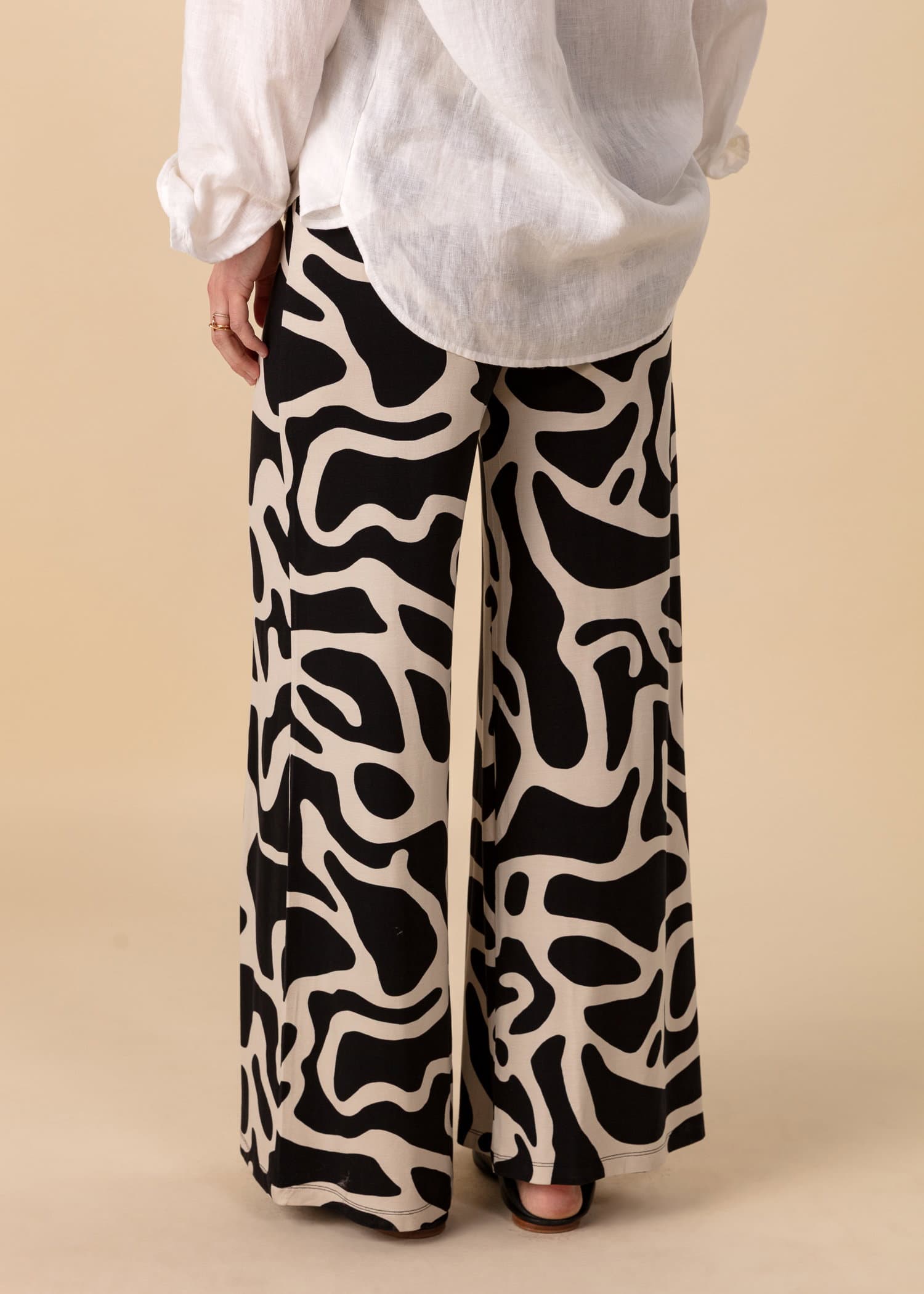 LILLEMOR Leveät korkeavyötäröiset housut - Musta 3 - Indiska