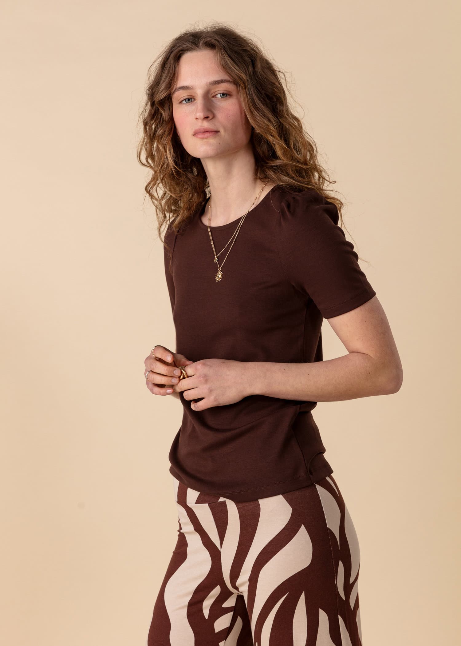 GWEN Puffermet t-skjorte - Brun 4 - Indiska