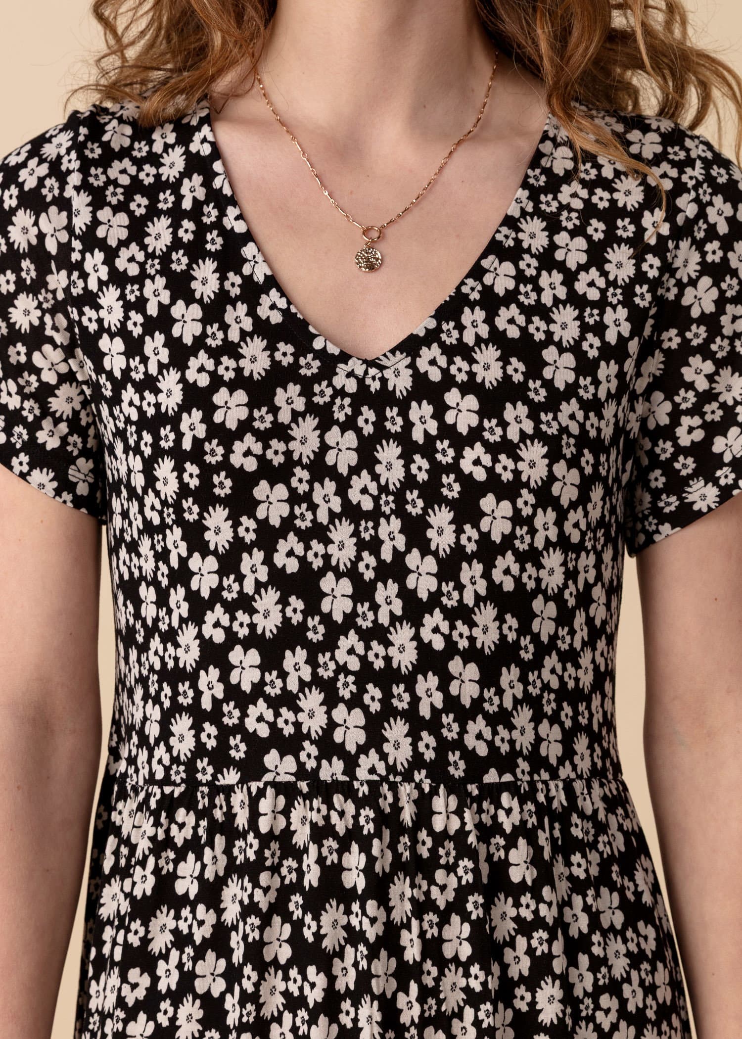 HILMA Blommig tunika med volang - Svart 2 - Indiska