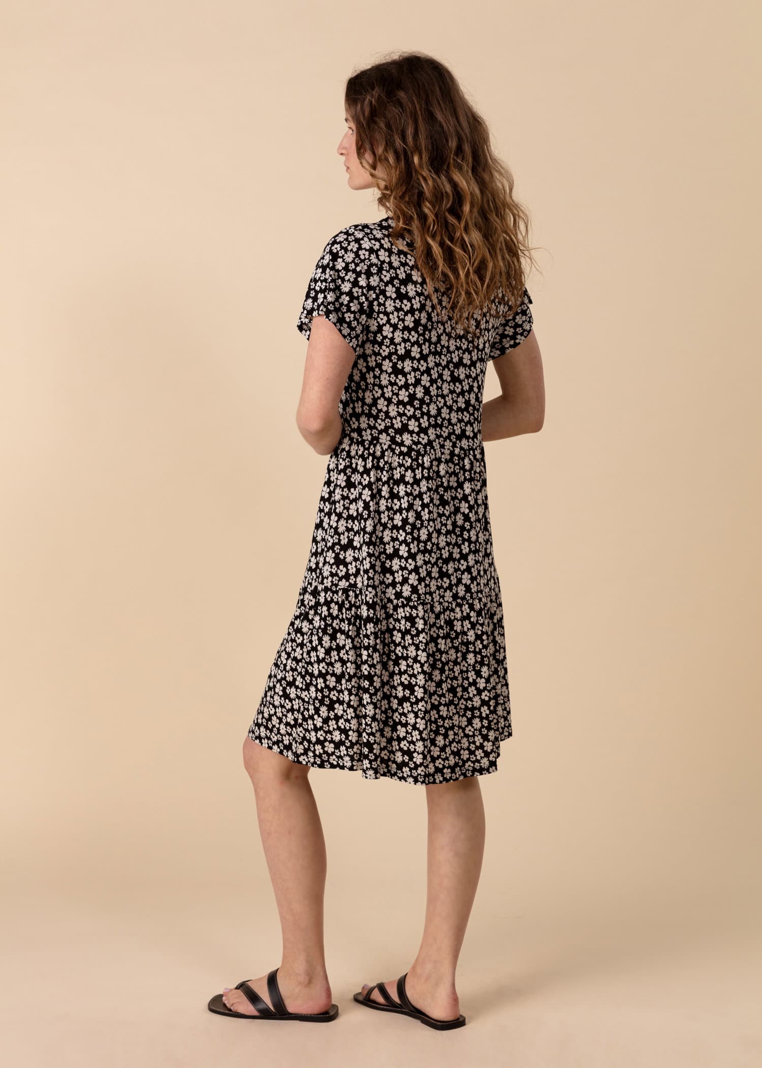 HILMA Blommig tunika med volang - Svart 3 - Indiska