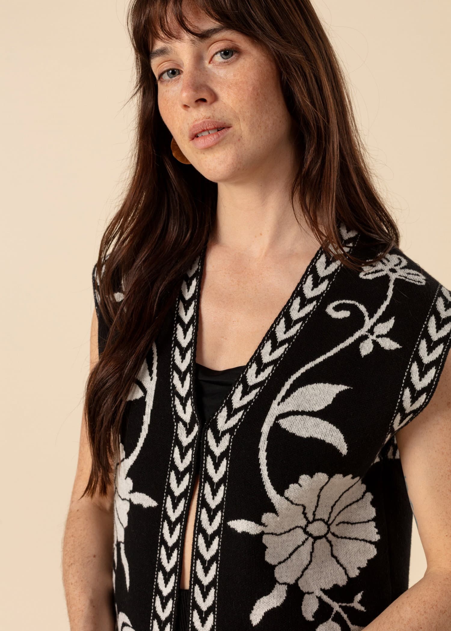 FLORA Jacquardstickad väst - Svart 2 - Indiska