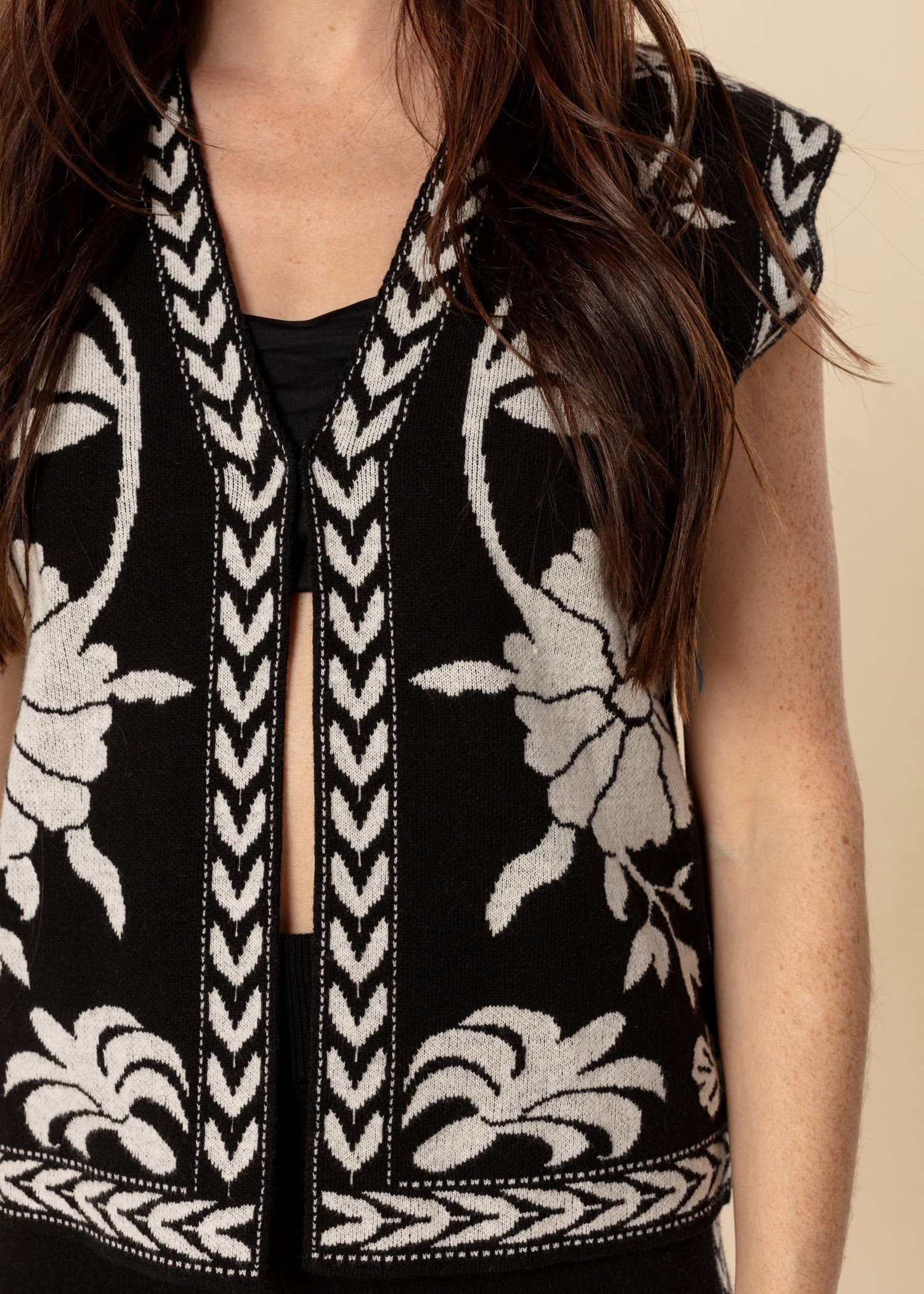 FLORA Jacquardstickad väst - Svart 3 - Indiska