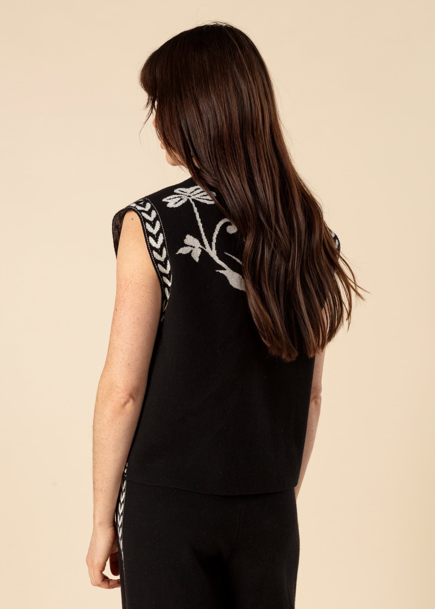 FLORA Jacquardstickad väst - Svart 6 - Indiska