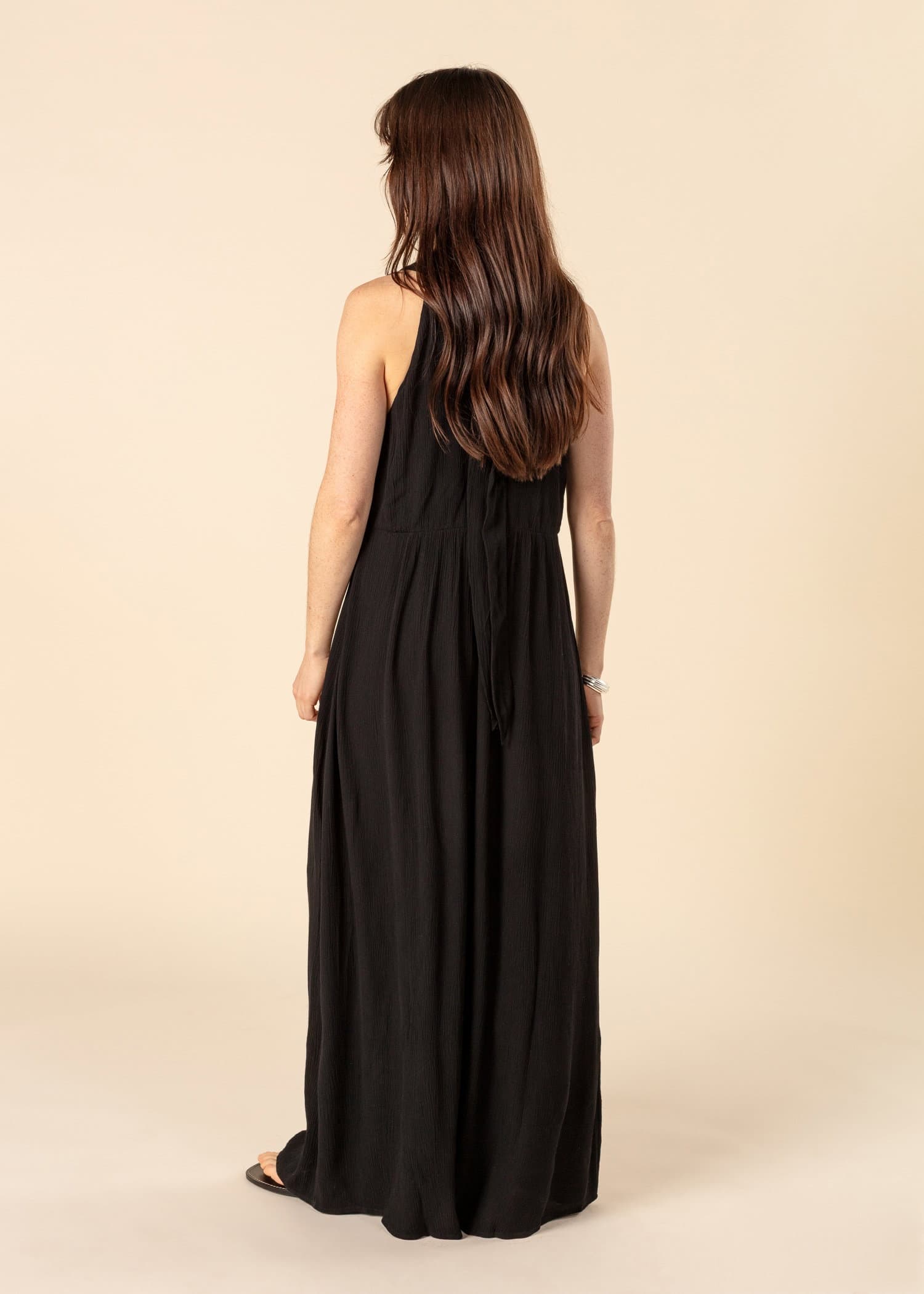 CAROLE Svart creppad maxiklänning - Svart 5 - Indiska