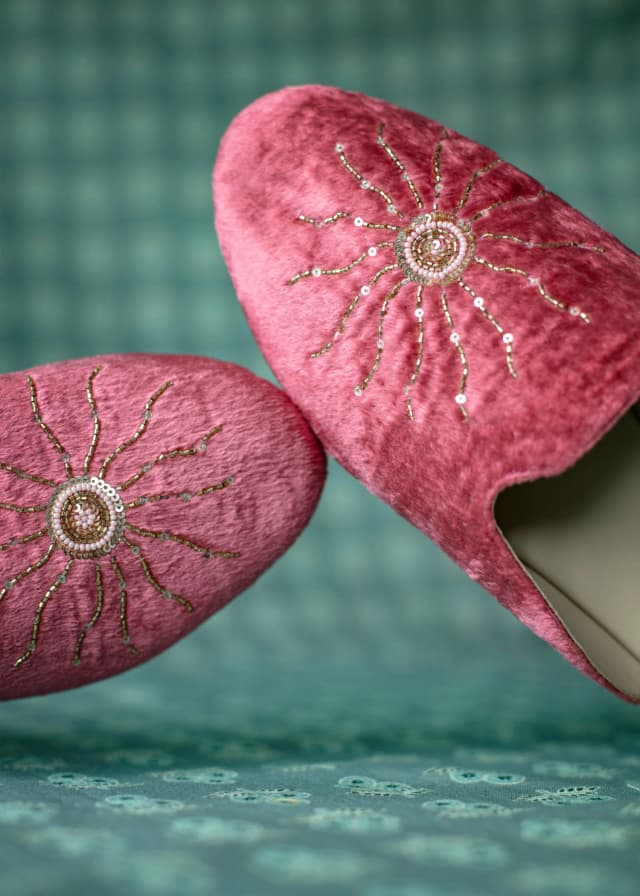 Broderade tofflor i velour