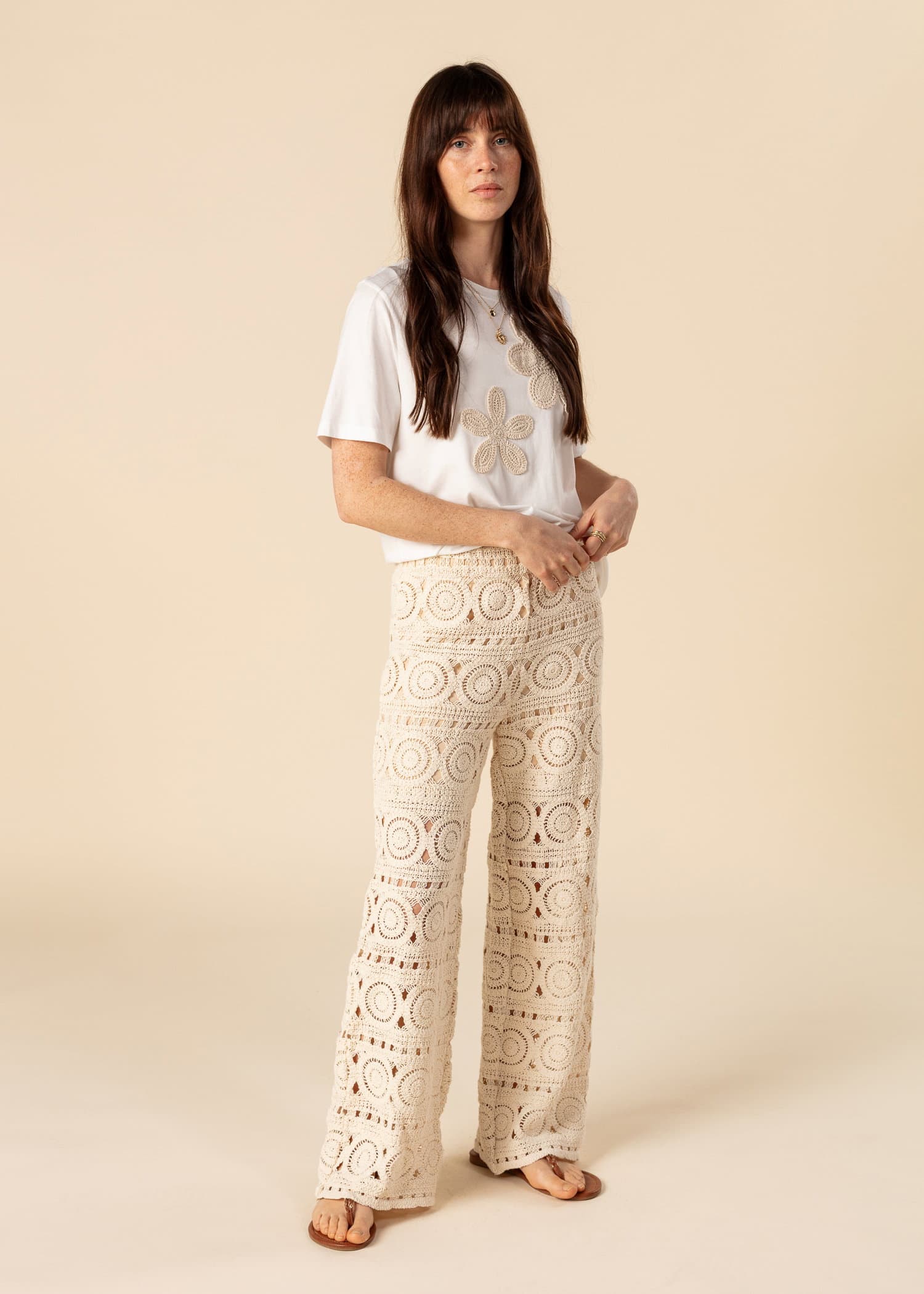 NINNI T-skjorte med heklet blomst - Hvit 1 - Indiska