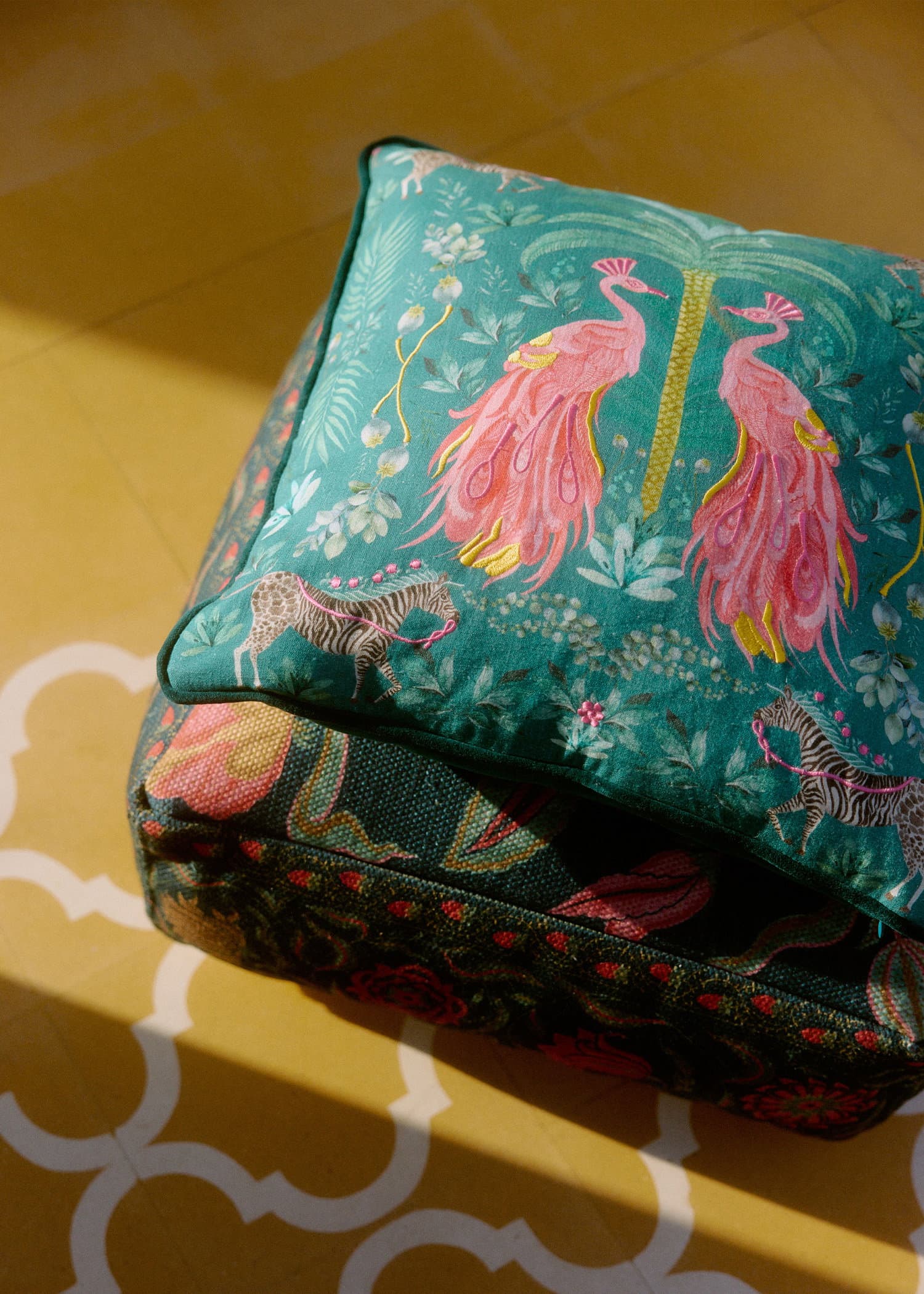 Peacock Broderat kuddfodral - Påfågel - Grön 1 - Indiska
