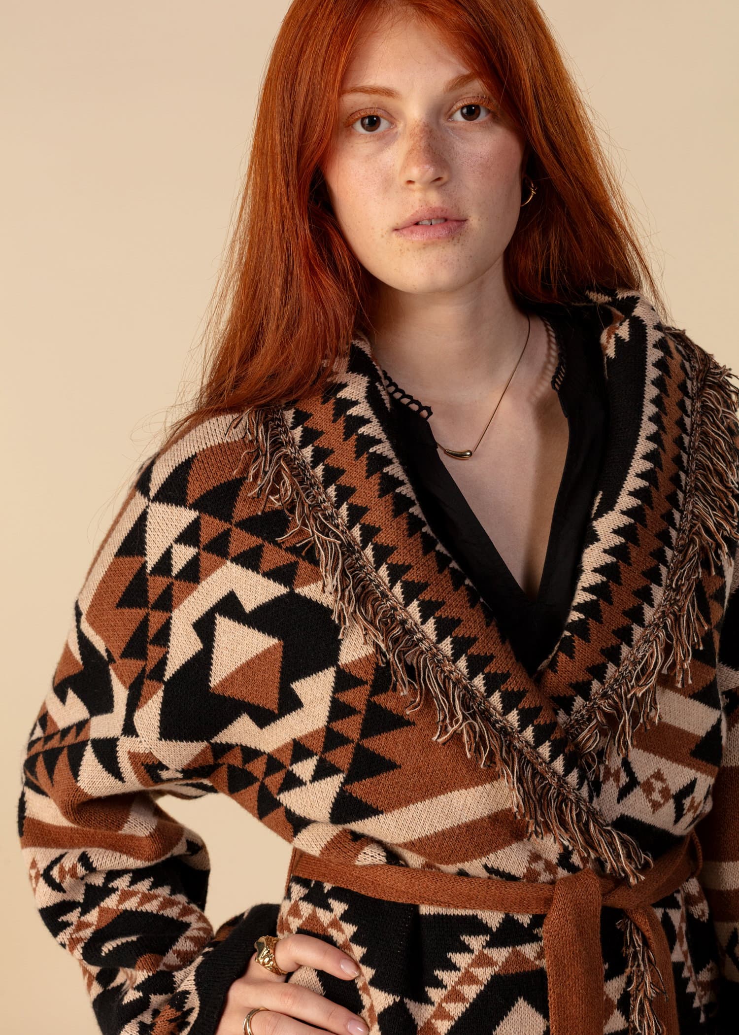 IKAT Mönstrad cardigan med fransar - Svart 2 - Indiska