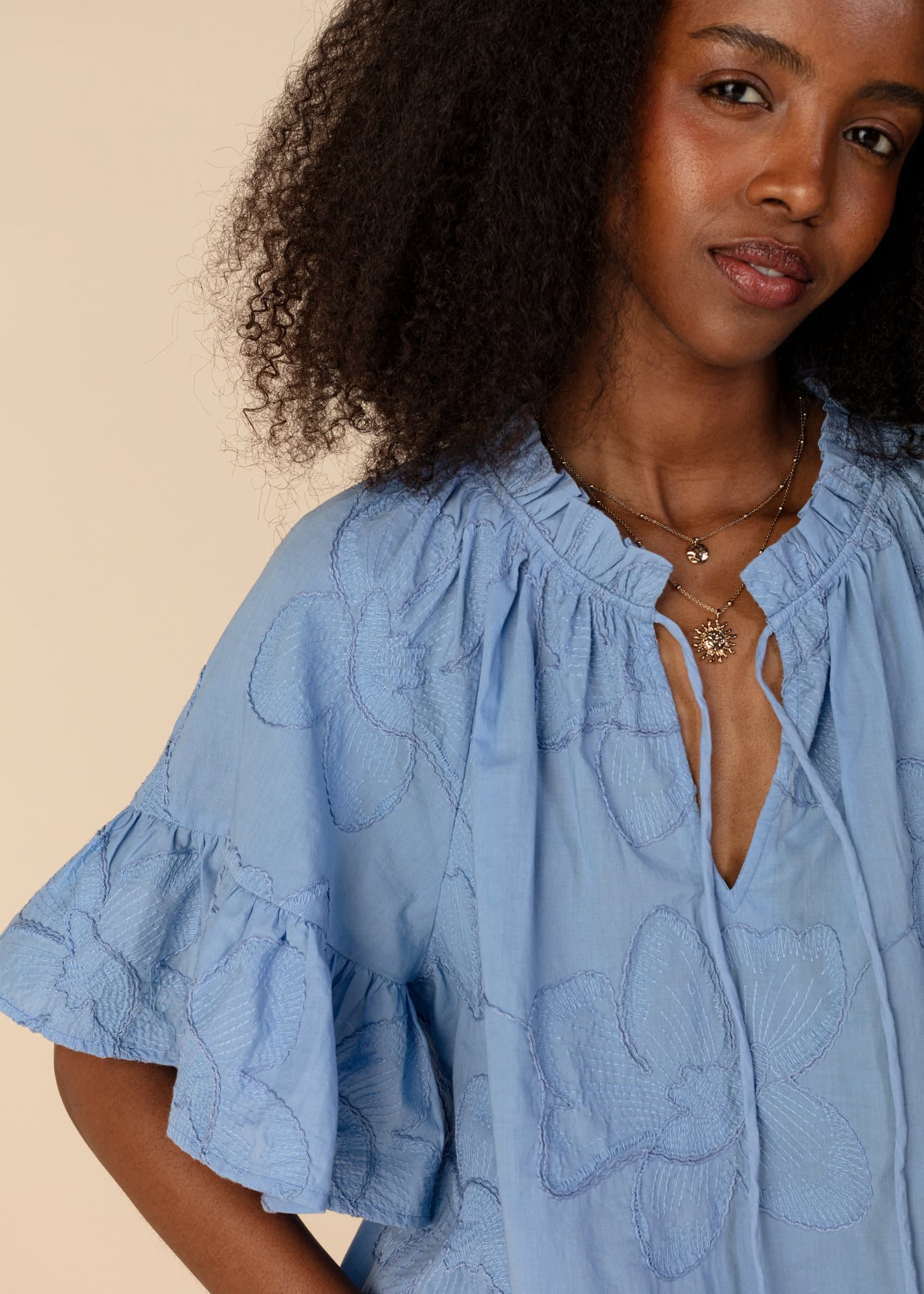 SUMAN Blå brodert bluse - Blå 2 - Indiska