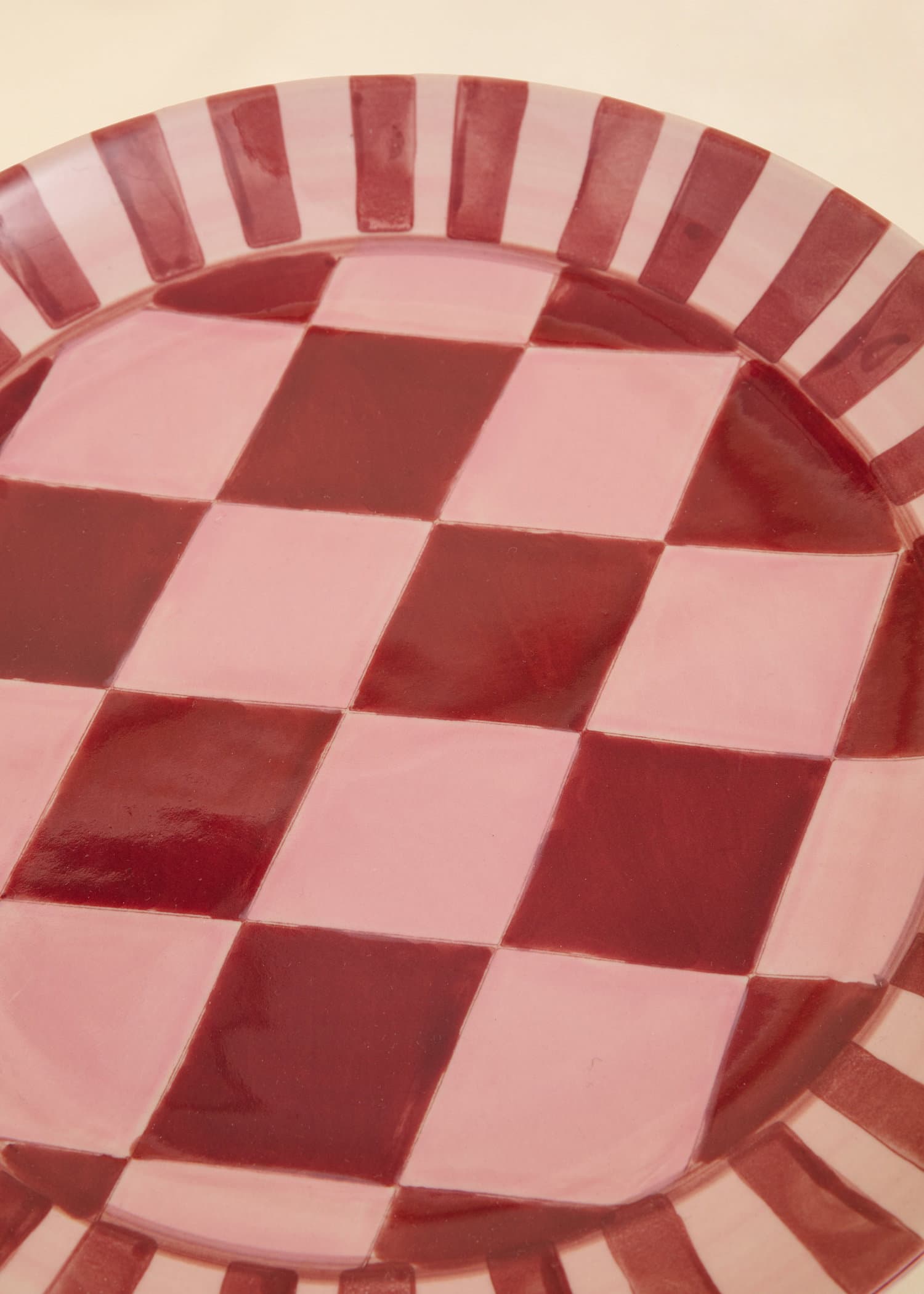 HARLEQUIN Handmålad tallrik i stengods -  harlekinmönster - Rosa 2 - Indiska