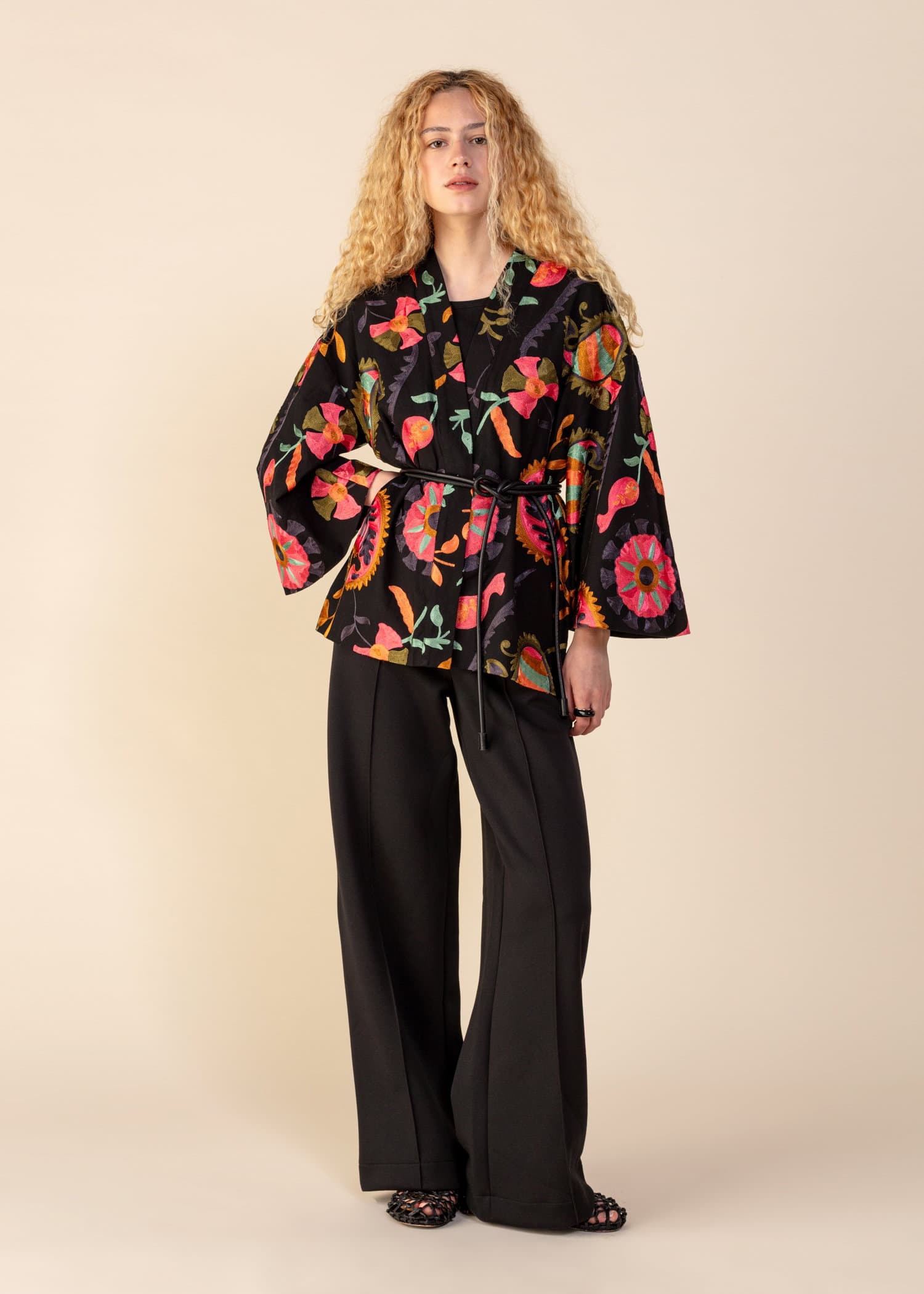 VIVI Mønstret, brodert kimono - Svart 1 - Indiska