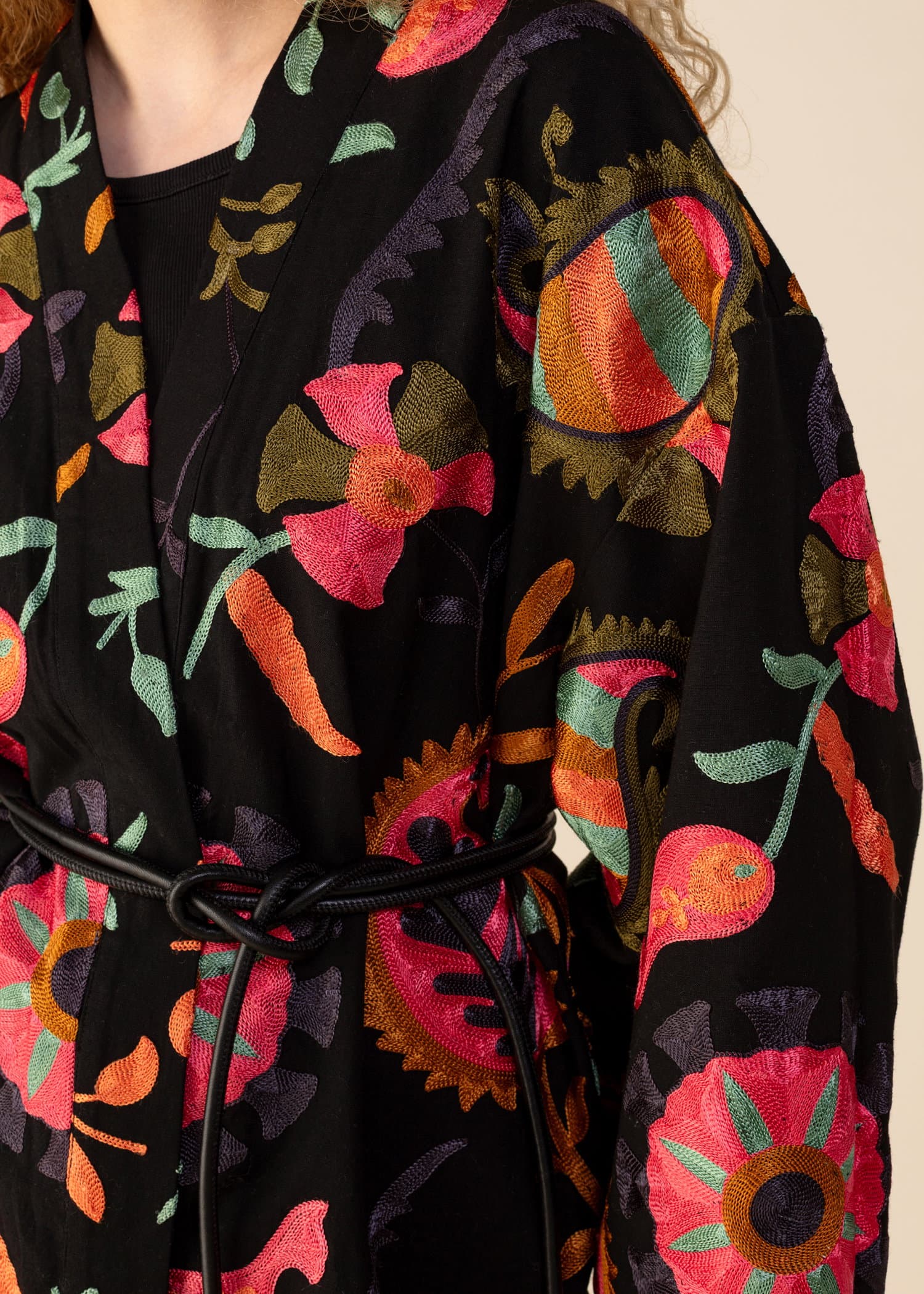VIVI Mønstret, brodert kimono - Svart 2 - Indiska