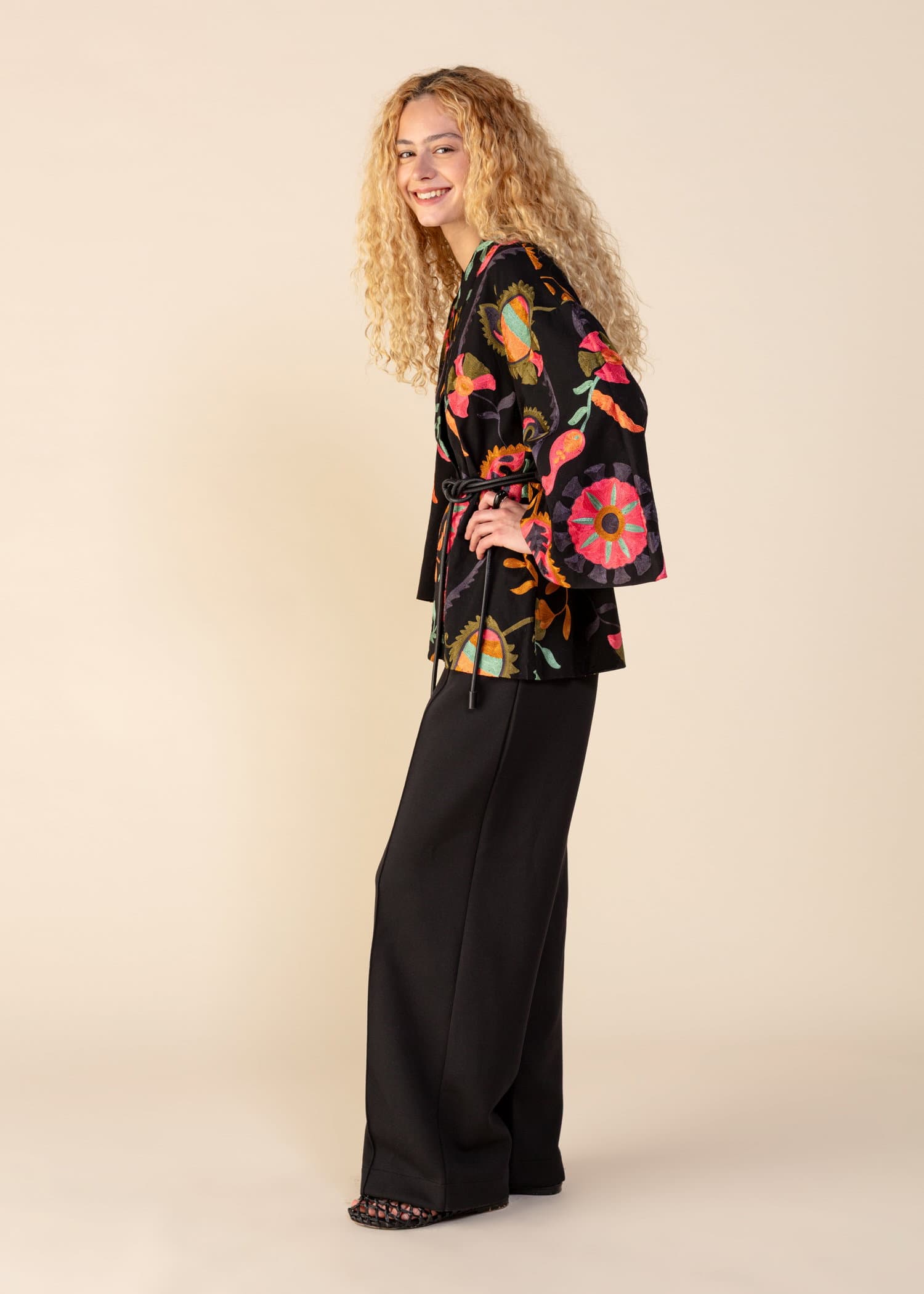 VIVI Mønstret, brodert kimono - Svart 3 - Indiska
