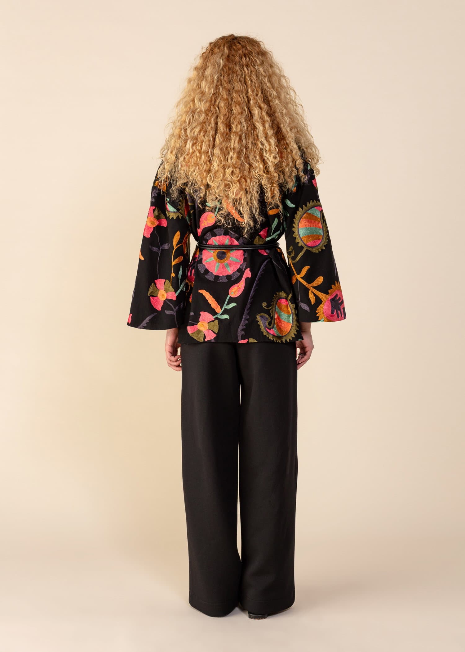 VIVI Mønstret, brodert kimono - Svart 4 - Indiska