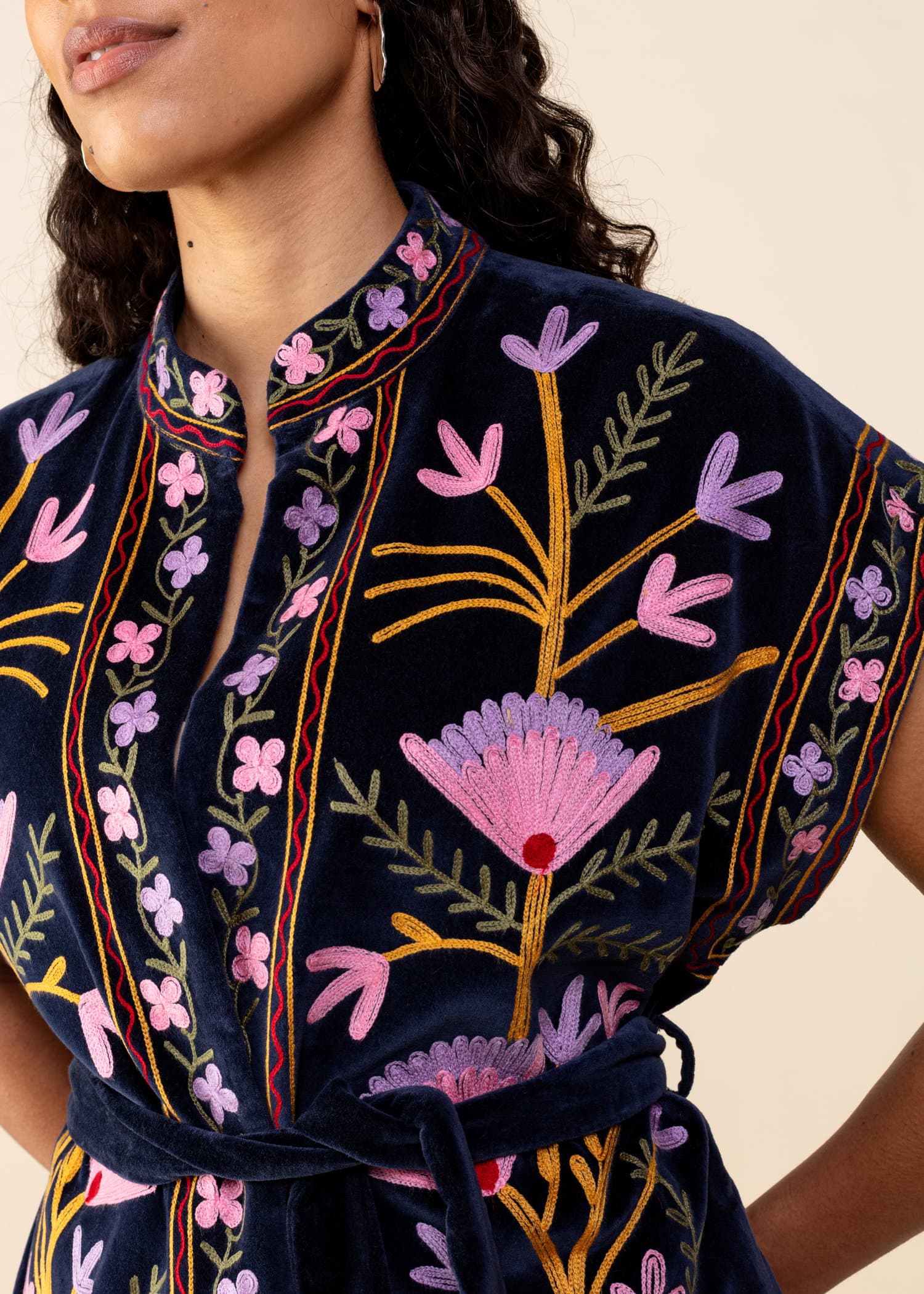 VICTORIA Svart brodert vest - Multi 2 - Indiska