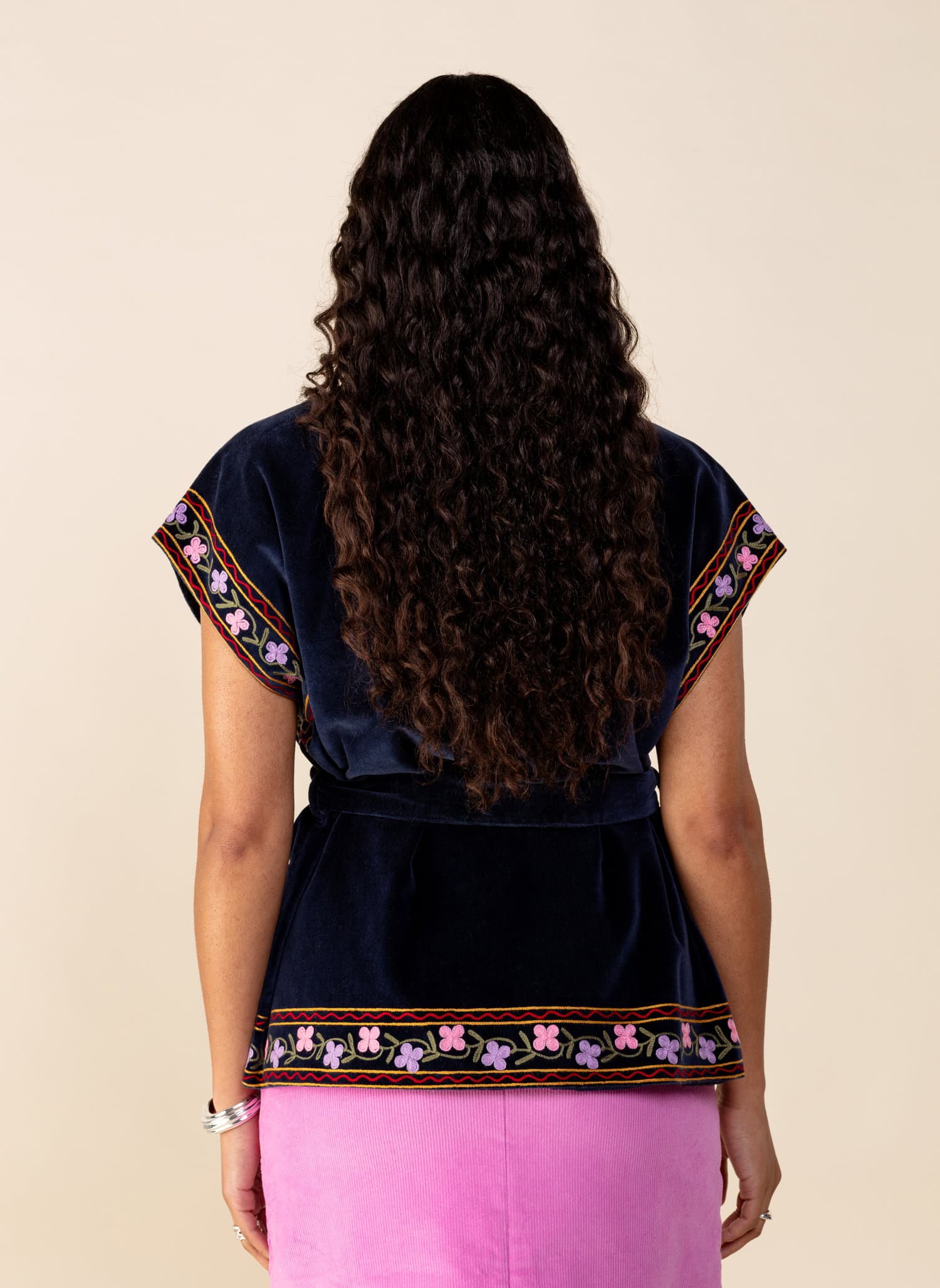 VICTORIA Svart brodert vest - Multi 3 - Indiska