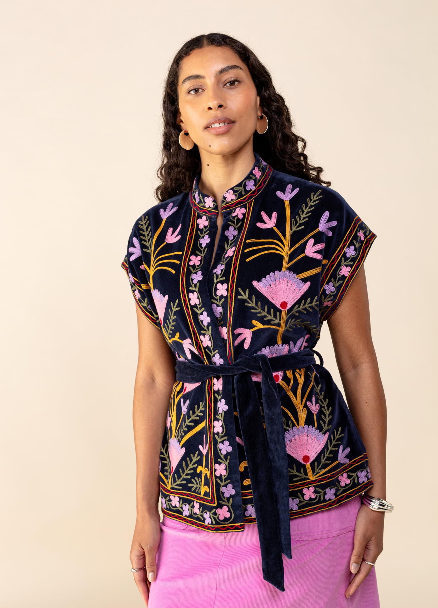 VICTORIA Svart brodert vest - Multi 4 - Indiska