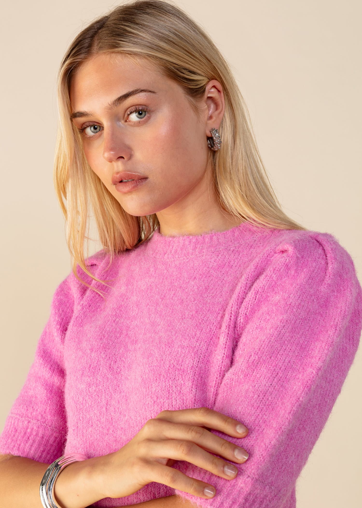 LILI Ensfarget strikket genser med puffermer - Rosa 2 - Indiska