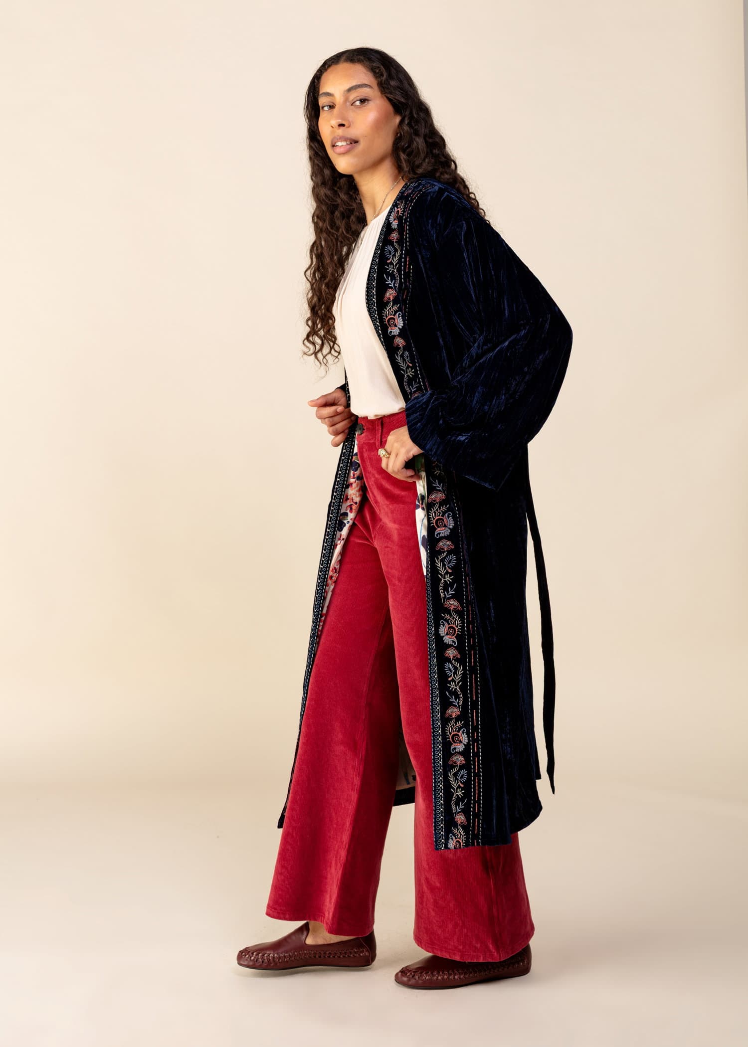 DEVI Lang brodert kimono i velour - Blå 2 - Indiska