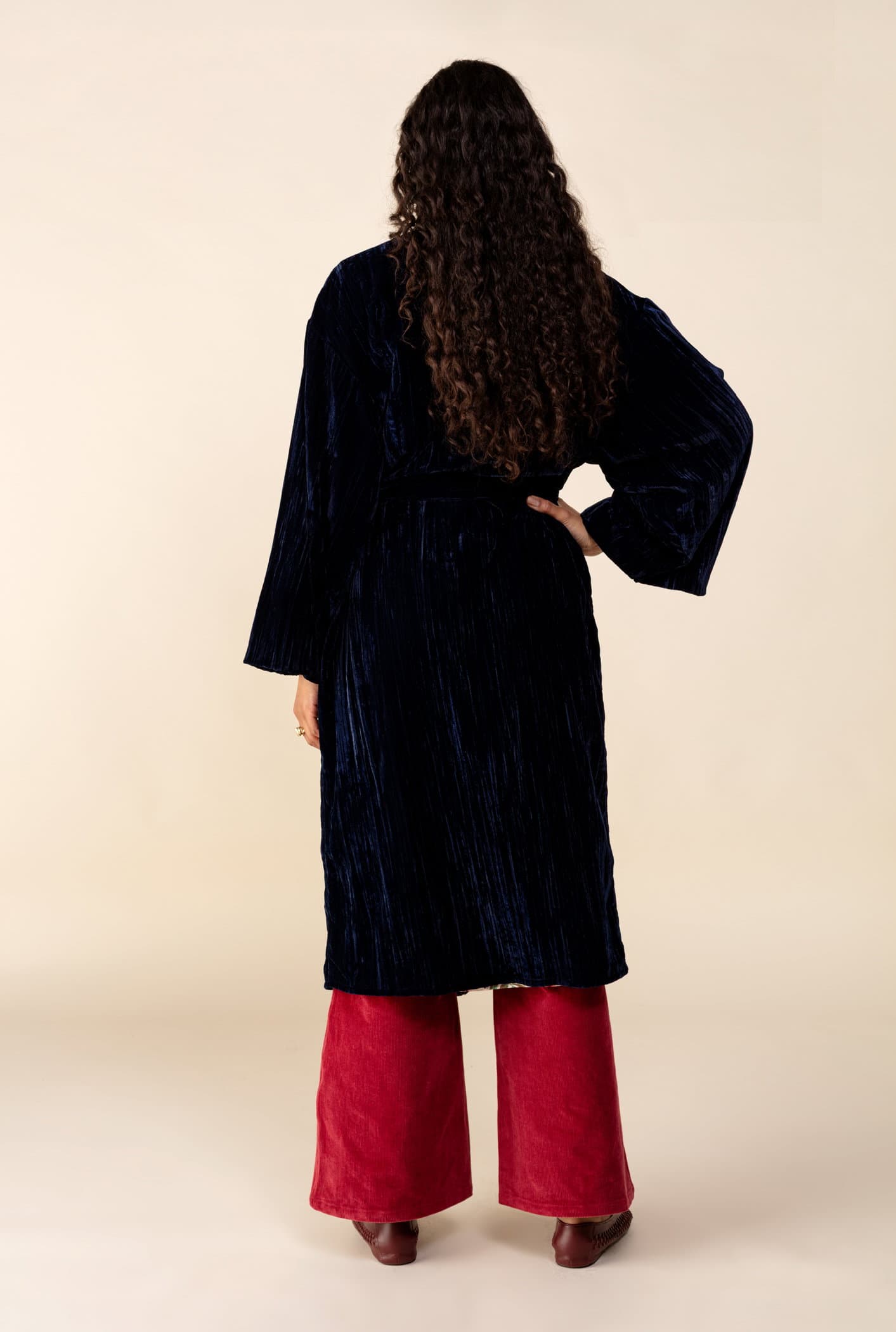 DEVI Lang brodert kimono i velour - Blå 3 - Indiska