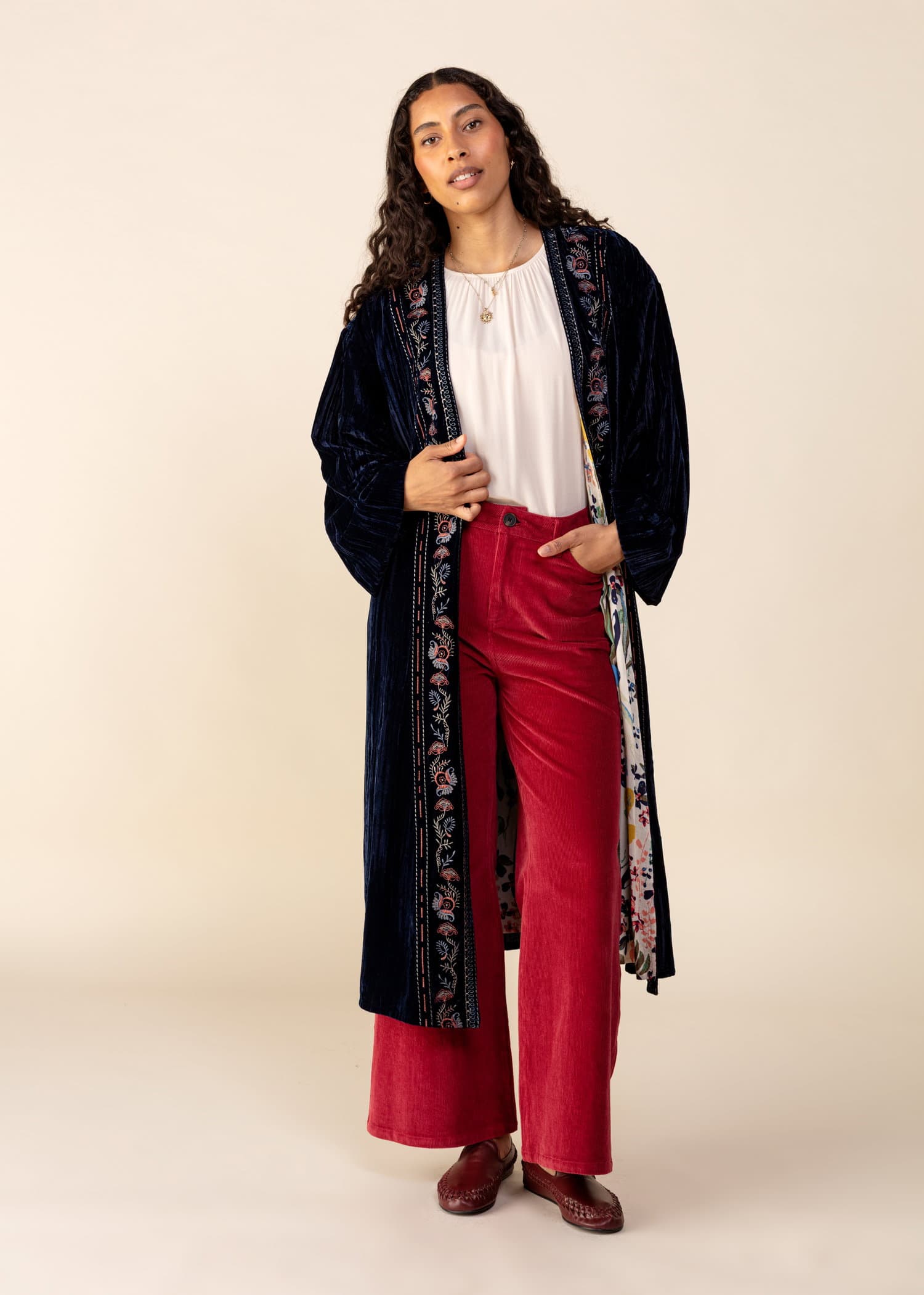 DEVI Lang brodert kimono i velour - Blå 4 - Indiska