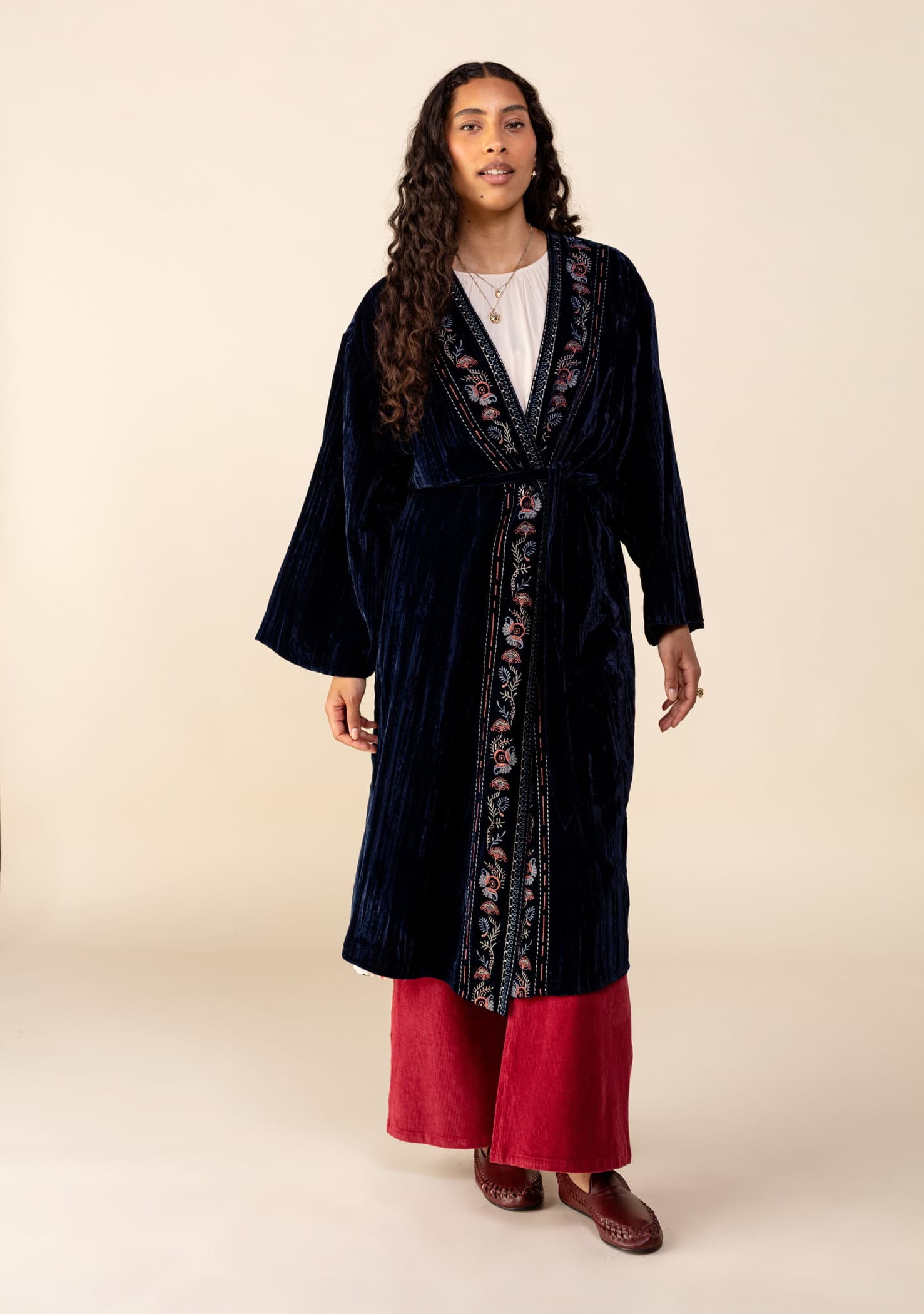 DEVI Lang brodert kimono i velour - Blå 5 - Indiska