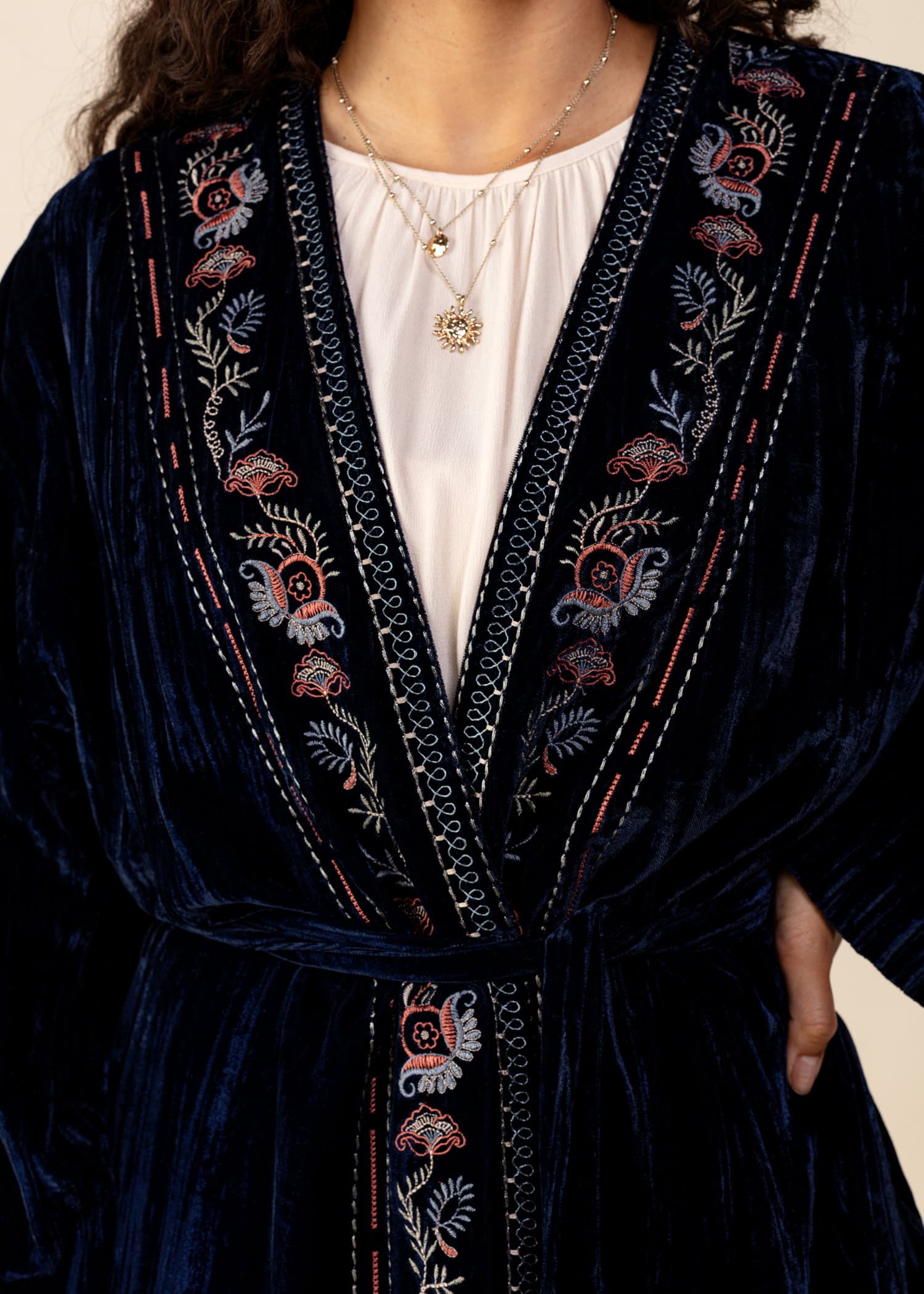 DEVI Lang brodert kimono i velour - Blå 8 - Indiska