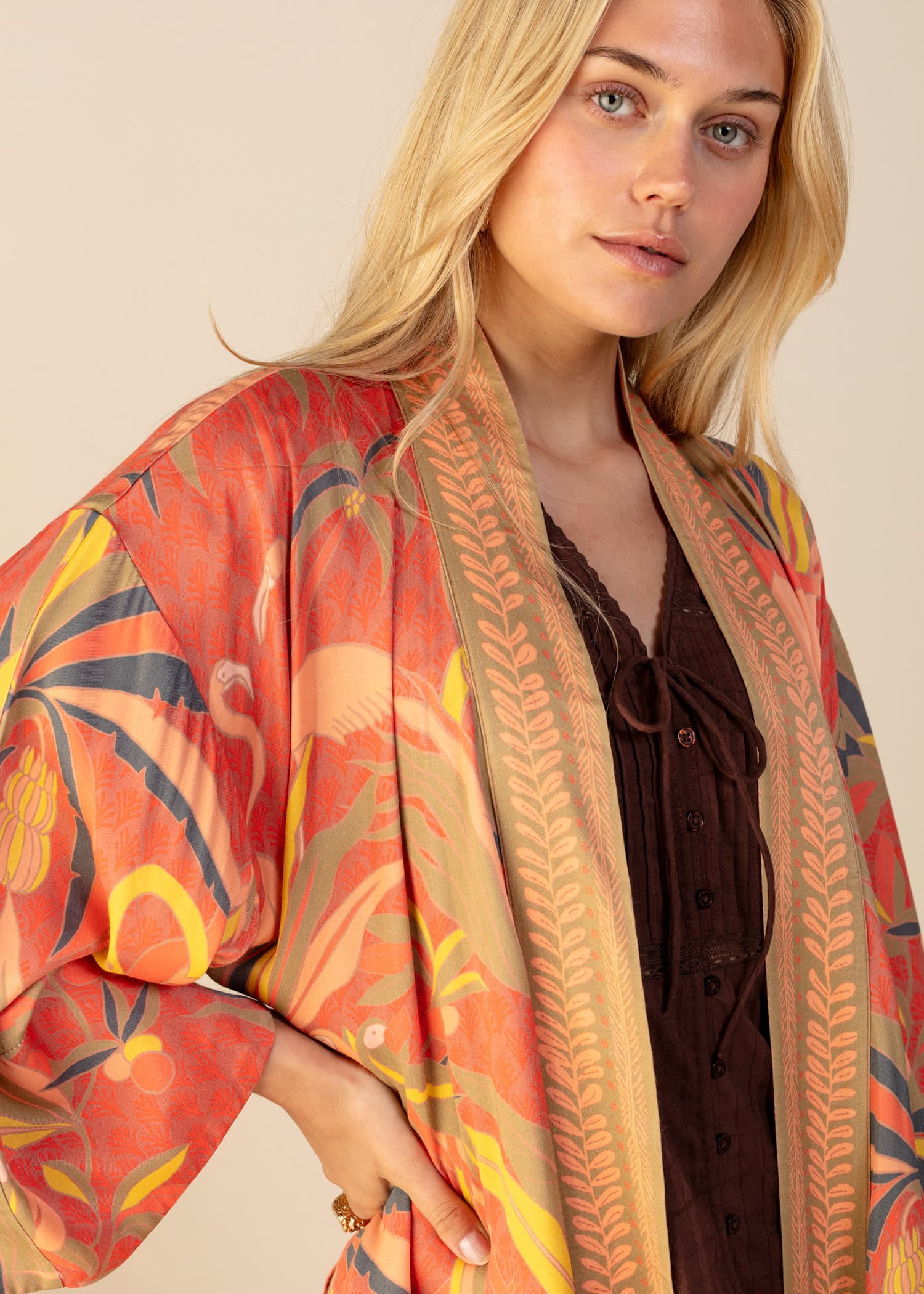 AMIRA Blomstret satengkimono - TIGER 2 - Indiska