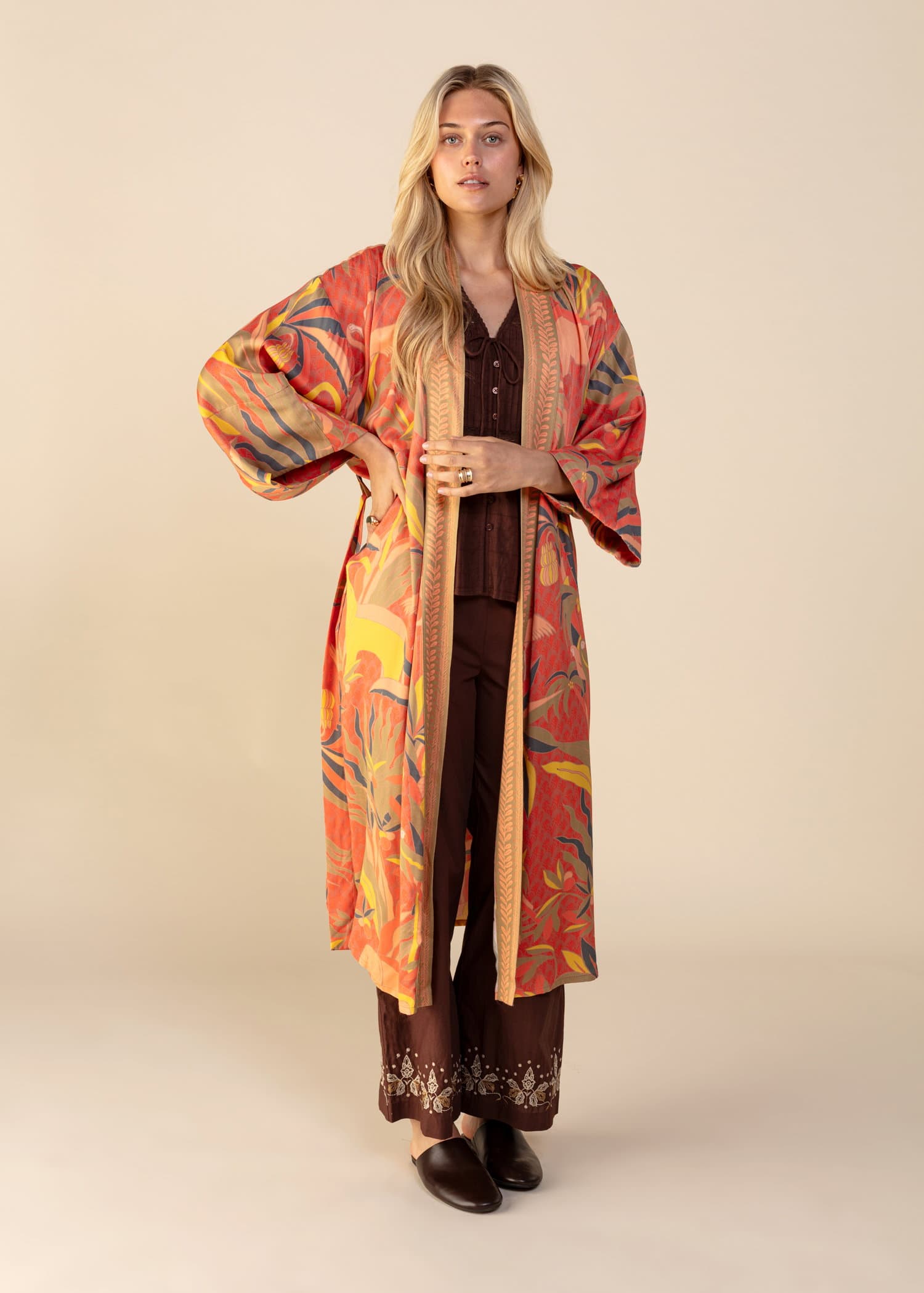 AMIRA Blomstret satengkimono - TIGER 3 - Indiska