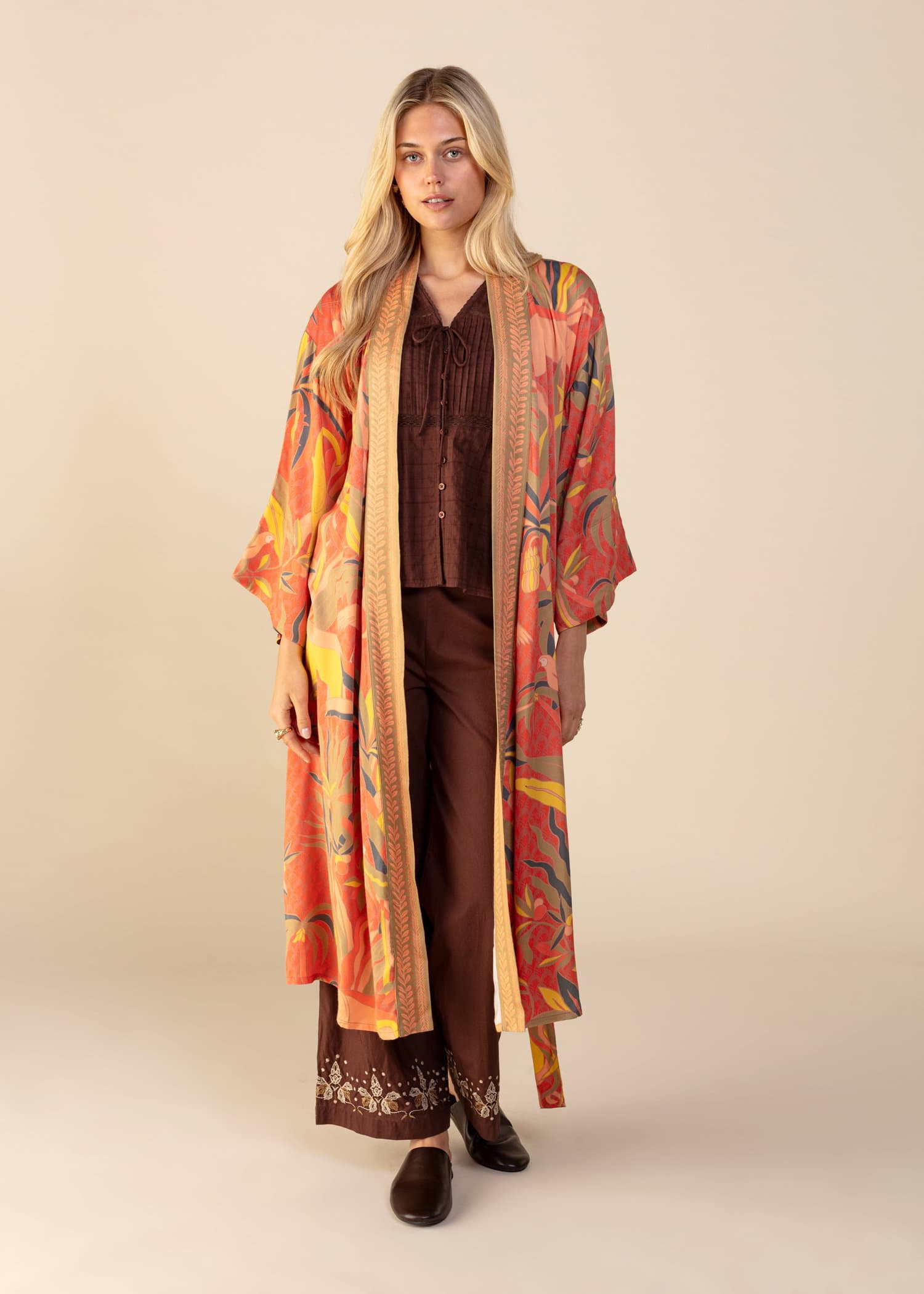 AMIRA Blomstret satengkimono - TIGER 5 - Indiska