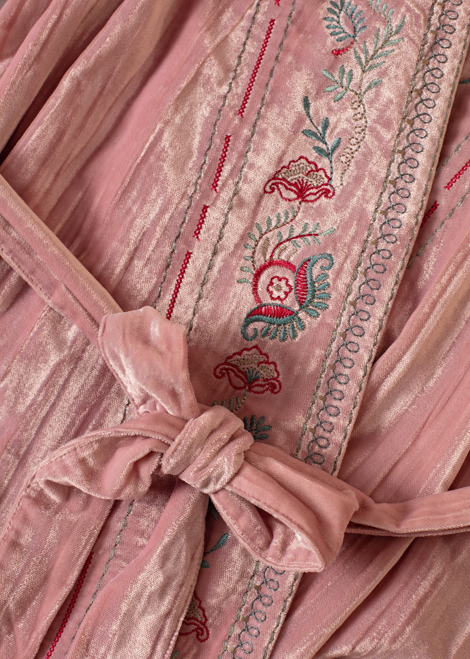 DEVI Lang brodert kimono i velour - Rosa 2 - Indiska