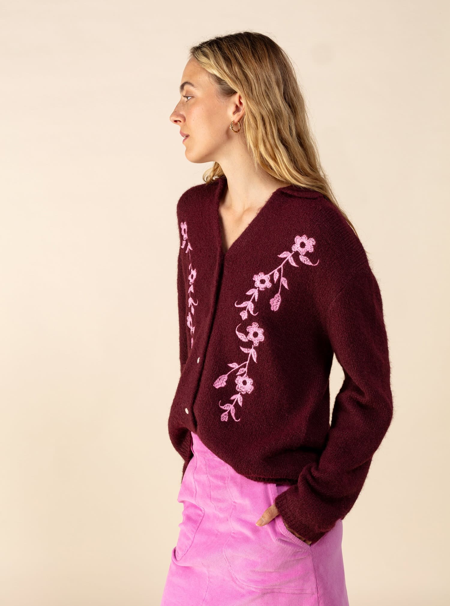 LOLA Vinröd broderad cardigan -  2 - Indiska