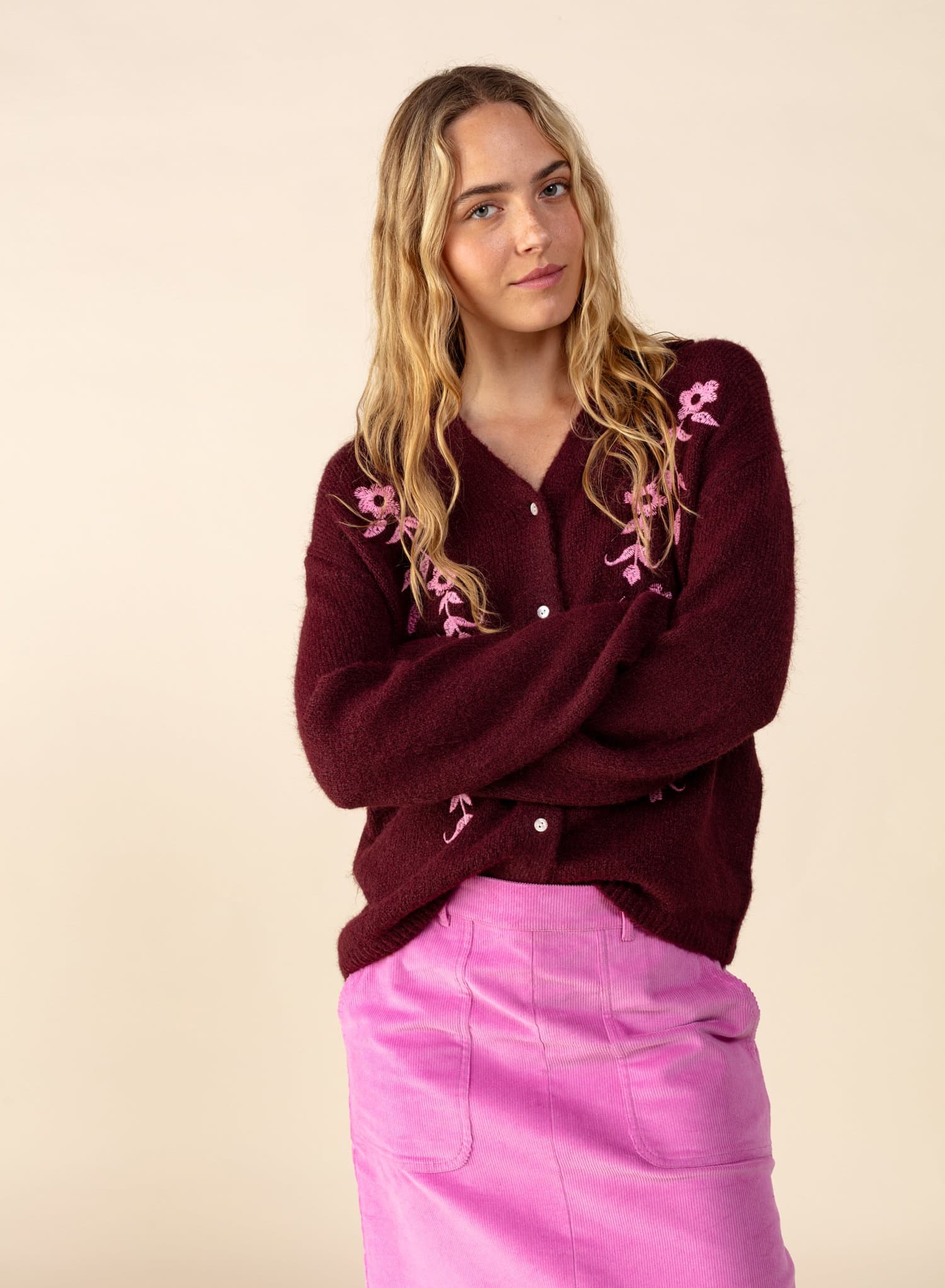 LOLA Vinröd broderad cardigan -  3 - Indiska